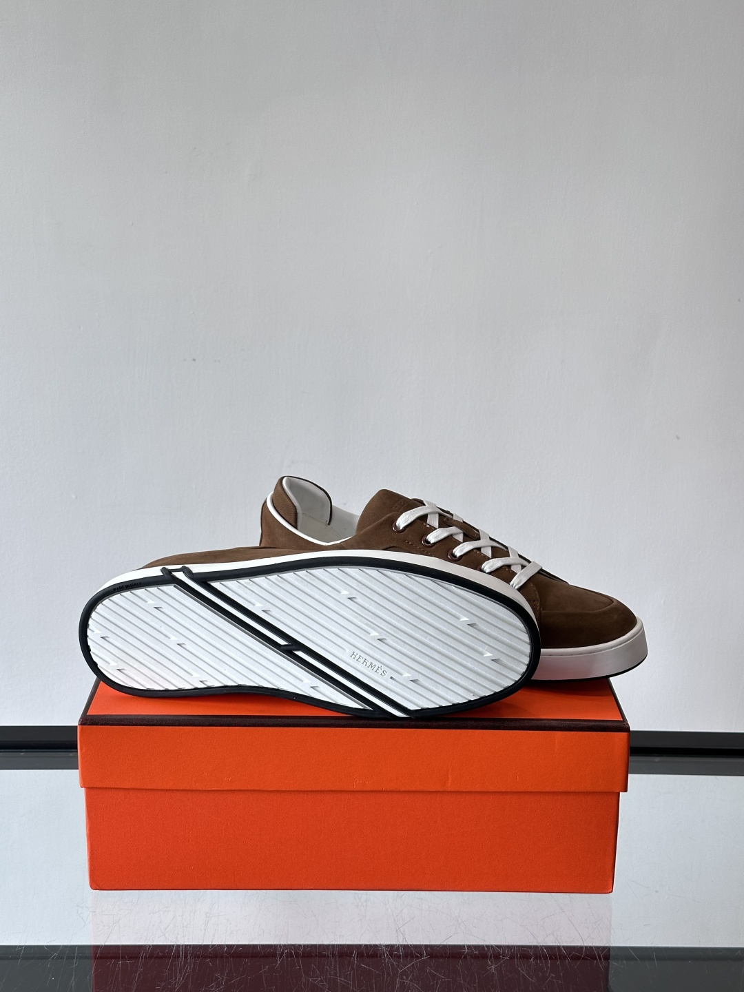 爱马仕Kid系列麂皮运动鞋，卡其色麂皮+小牛皮拼接，质感细腻又耐用。白色TPU橡胶鞋底，轻便舒适，日常穿