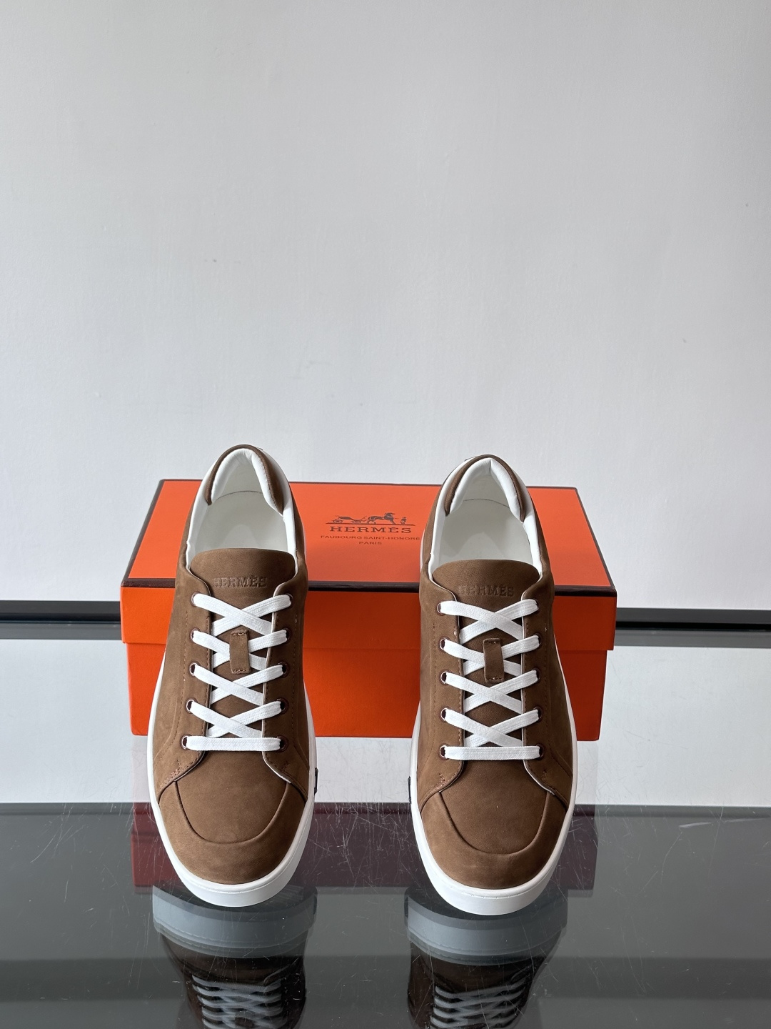 爱马仕Kid系列麂皮运动鞋，卡其色麂皮+小牛皮拼接，质感细腻又耐用。白色TPU橡胶鞋底，轻便舒适，日常穿