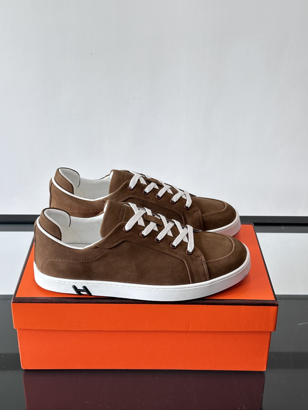 爱马仕Kid系列麂皮运动鞋，卡其色麂皮+小牛皮拼接，质感细腻又耐用。白色TPU橡胶鞋底，轻便舒适，日常穿