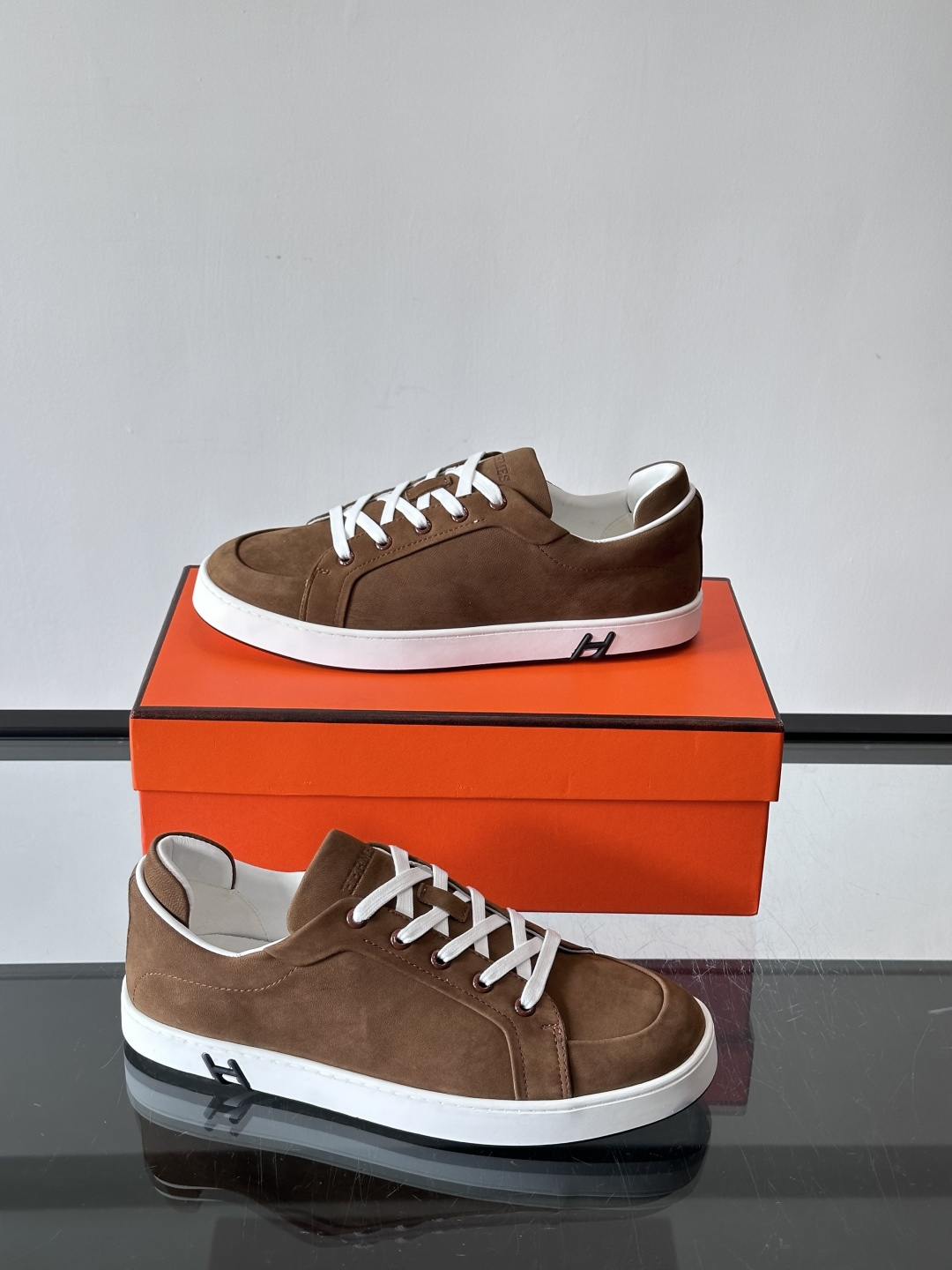 爱马仕Kid系列麂皮运动鞋，卡其色麂皮+小牛皮拼接，质感细腻又耐用。白色TPU橡胶鞋底，轻便舒适，日常穿