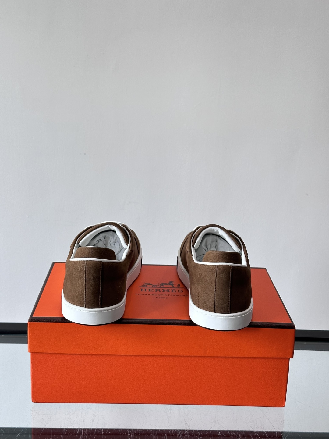 爱马仕Kid系列麂皮运动鞋，卡其色麂皮+小牛皮拼接，质感细腻又耐用。白色TPU橡胶鞋底，轻便舒适，日常穿