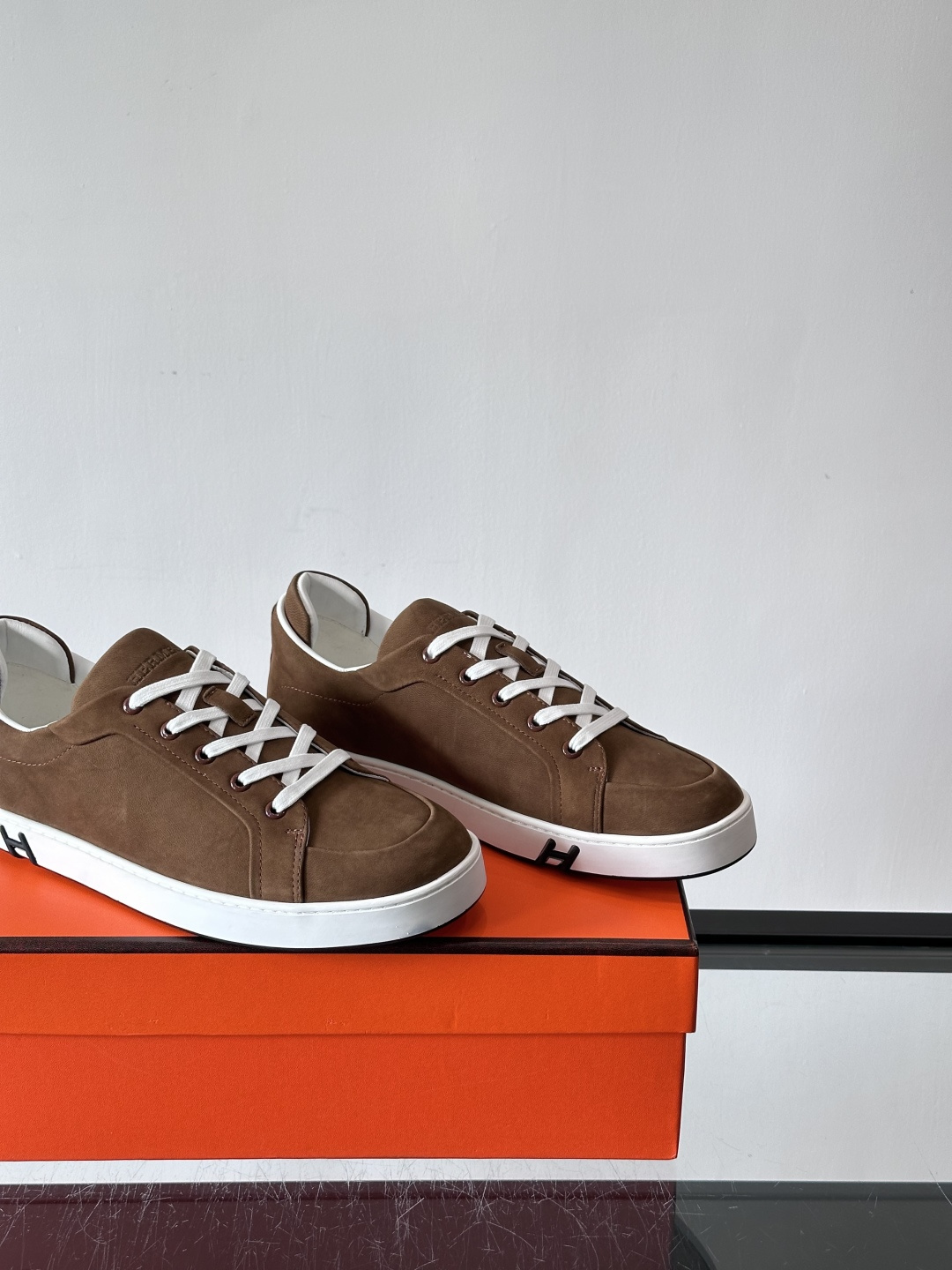 爱马仕Kid系列麂皮运动鞋，卡其色麂皮+小牛皮拼接，质感细腻又耐用。白色TPU橡胶鞋底，轻便舒适，日常穿