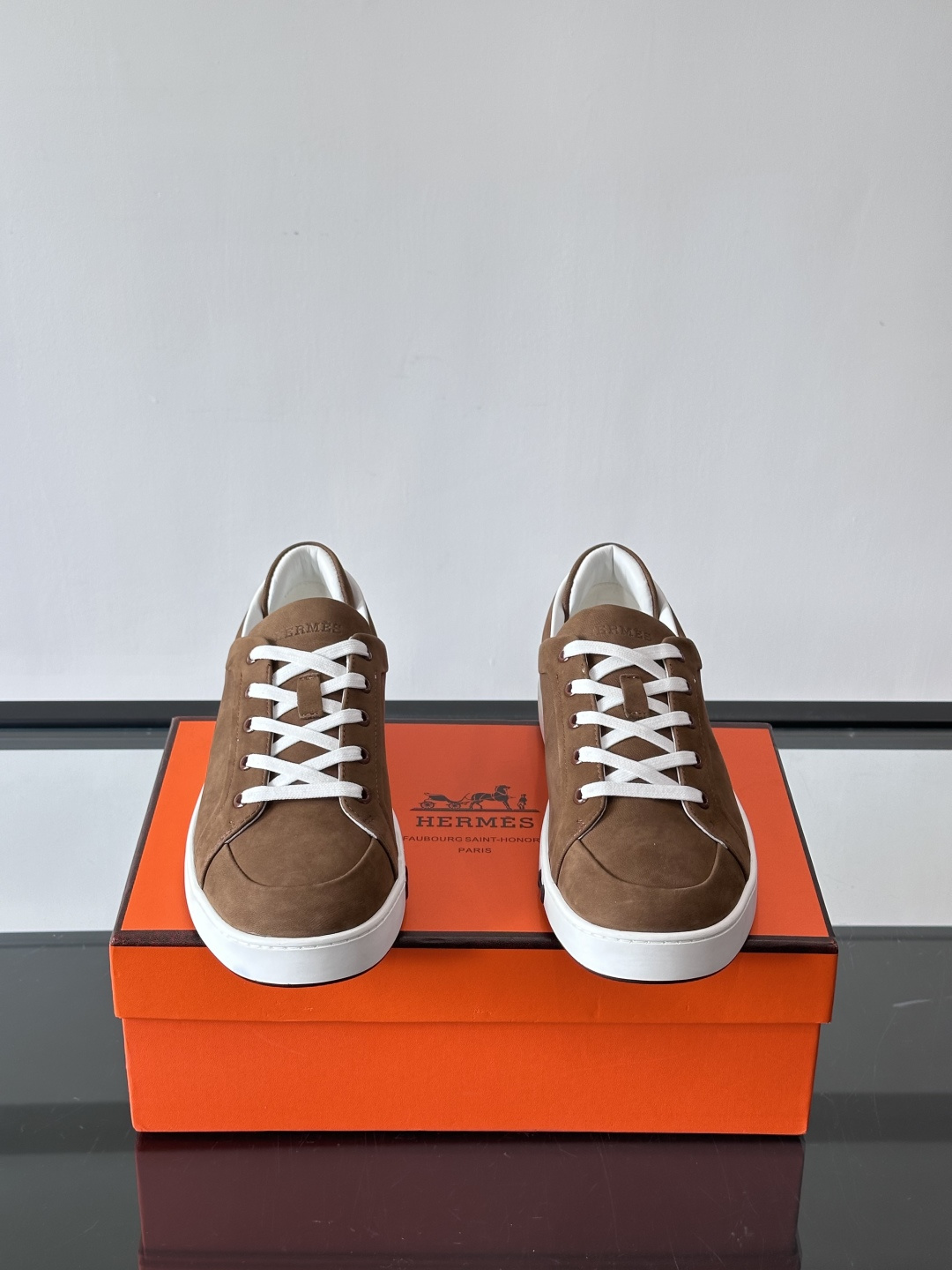 爱马仕Kid系列麂皮运动鞋，卡其色麂皮+小牛皮拼接，质感细腻又耐用。白色TPU橡胶鞋底，轻便舒适，日常穿