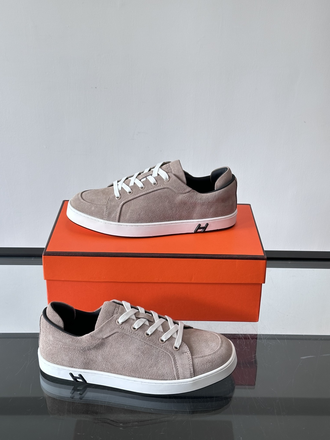 爱马仕Kid系列麂皮运动鞋，卡其色麂皮+小牛皮拼接，质感细腻又耐用。白色TPU橡胶鞋底，轻便舒适，日常穿