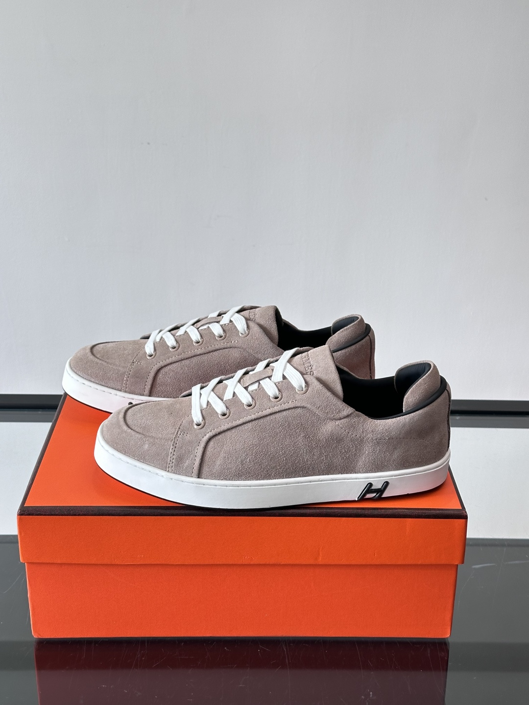 爱马仕Kid系列麂皮运动鞋，卡其色麂皮+小牛皮拼接，质感细腻又耐用。白色TPU橡胶鞋底，轻便舒适，日常穿