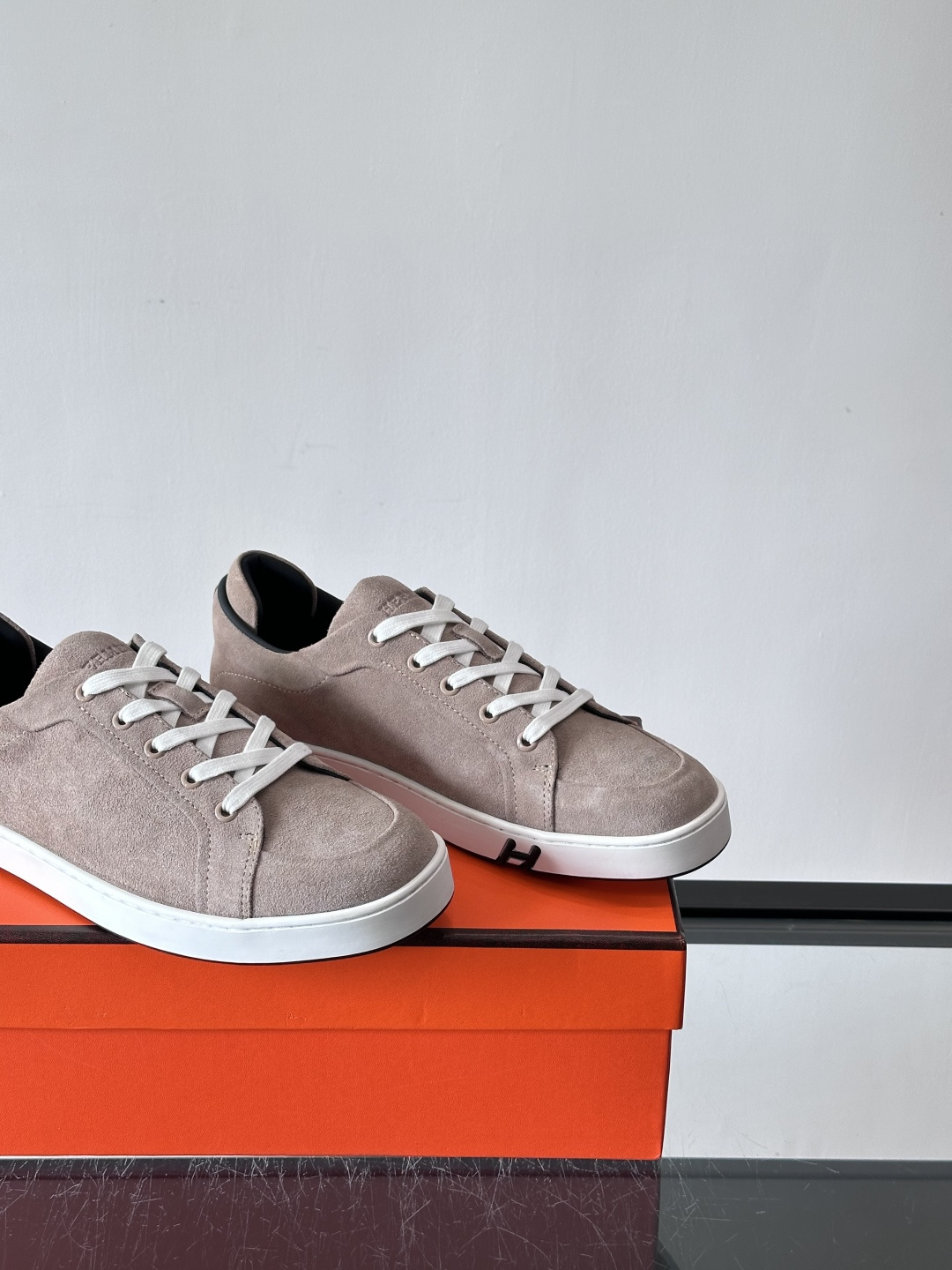 爱马仕Kid系列麂皮运动鞋，卡其色麂皮+小牛皮拼接，质感细腻又耐用。白色TPU橡胶鞋底，轻便舒适，日常穿