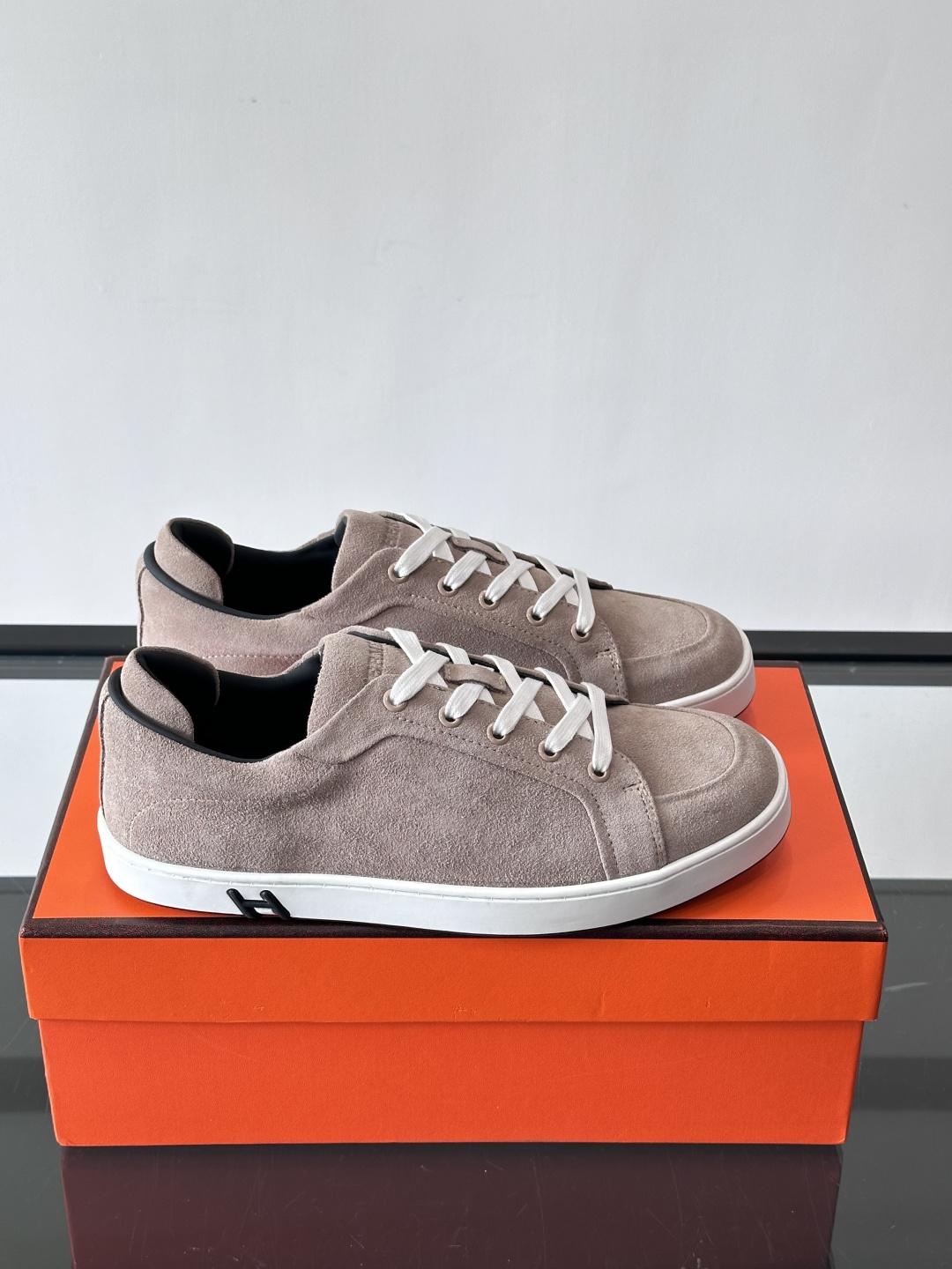 爱马仕Kid系列麂皮运动鞋，卡其色麂皮+小牛皮拼接，质感细腻又耐用。白色TPU橡胶鞋底，轻便舒适，日常穿