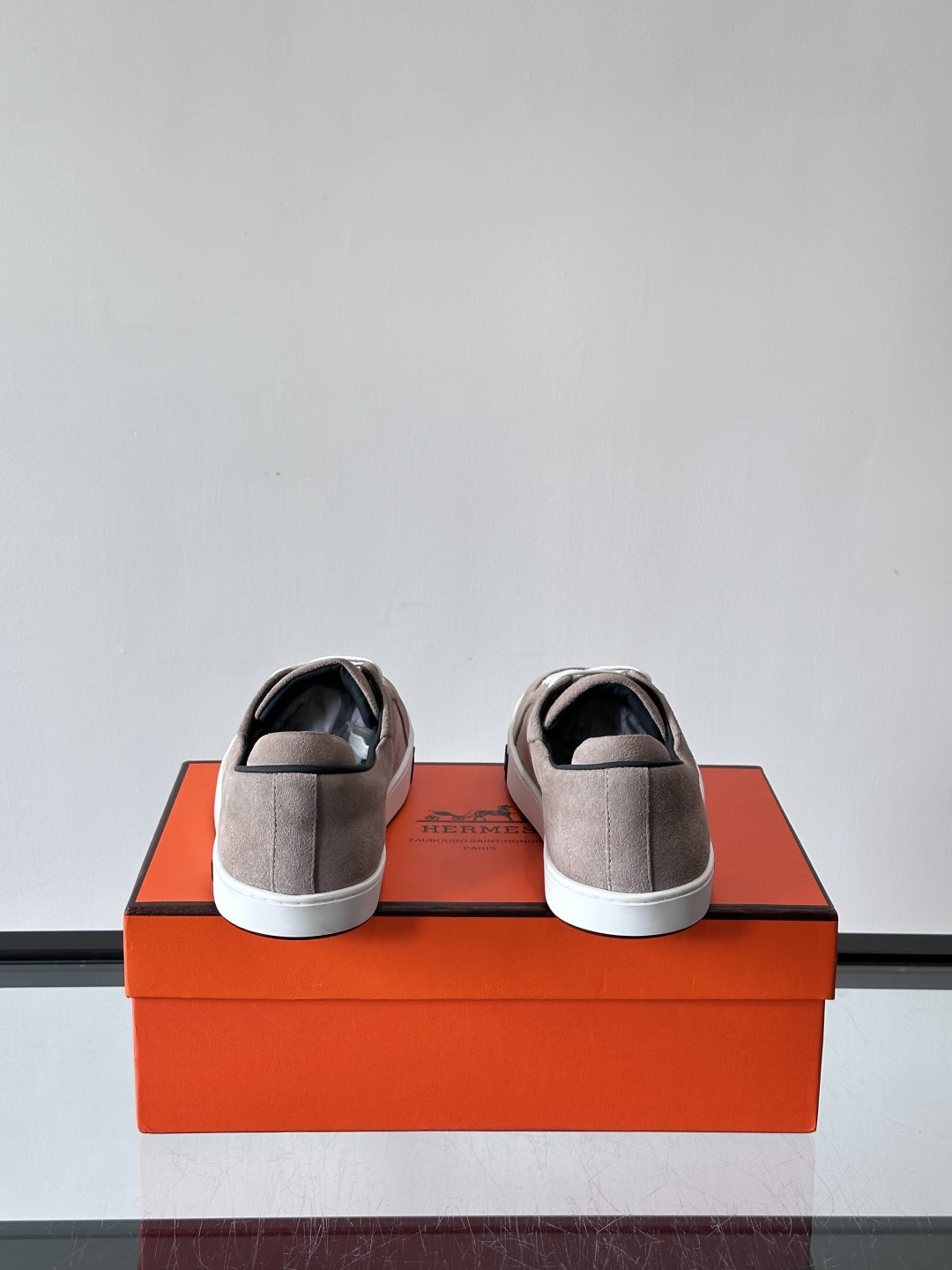 爱马仕Kid系列麂皮运动鞋，卡其色麂皮+小牛皮拼接，质感细腻又耐用。白色TPU橡胶鞋底，轻便舒适，日常穿