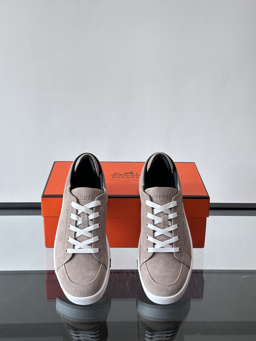 爱马仕Kid系列麂皮运动鞋，卡其色麂皮+小牛皮拼接，质感细腻又耐用。白色TPU橡胶鞋底，轻便舒适，日常穿