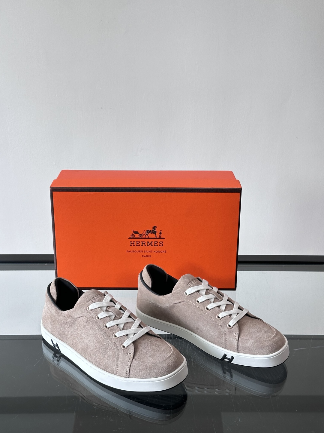 爱马仕Kid系列麂皮运动鞋，卡其色麂皮+小牛皮拼接，质感细腻又耐用。白色TPU橡胶鞋底，轻便舒适，日常穿