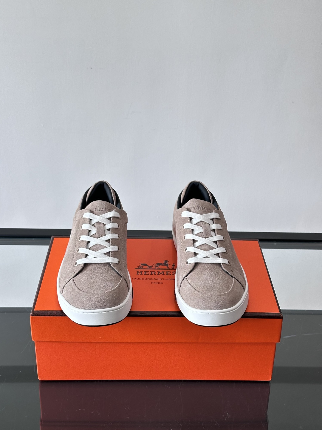 爱马仕Kid系列麂皮运动鞋，卡其色麂皮+小牛皮拼接，质感细腻又耐用。白色TPU橡胶鞋底，轻便舒适，日常穿