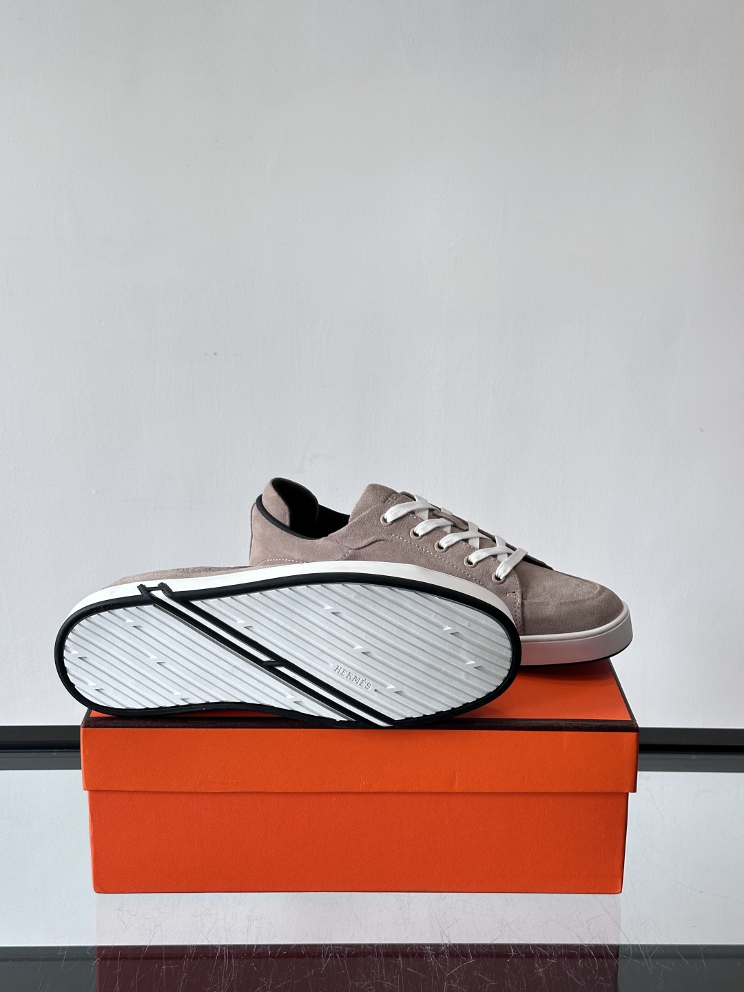 爱马仕Kid系列麂皮运动鞋，卡其色麂皮+小牛皮拼接，质感细腻又耐用。白色TPU橡胶鞋底，轻便舒适，日常穿