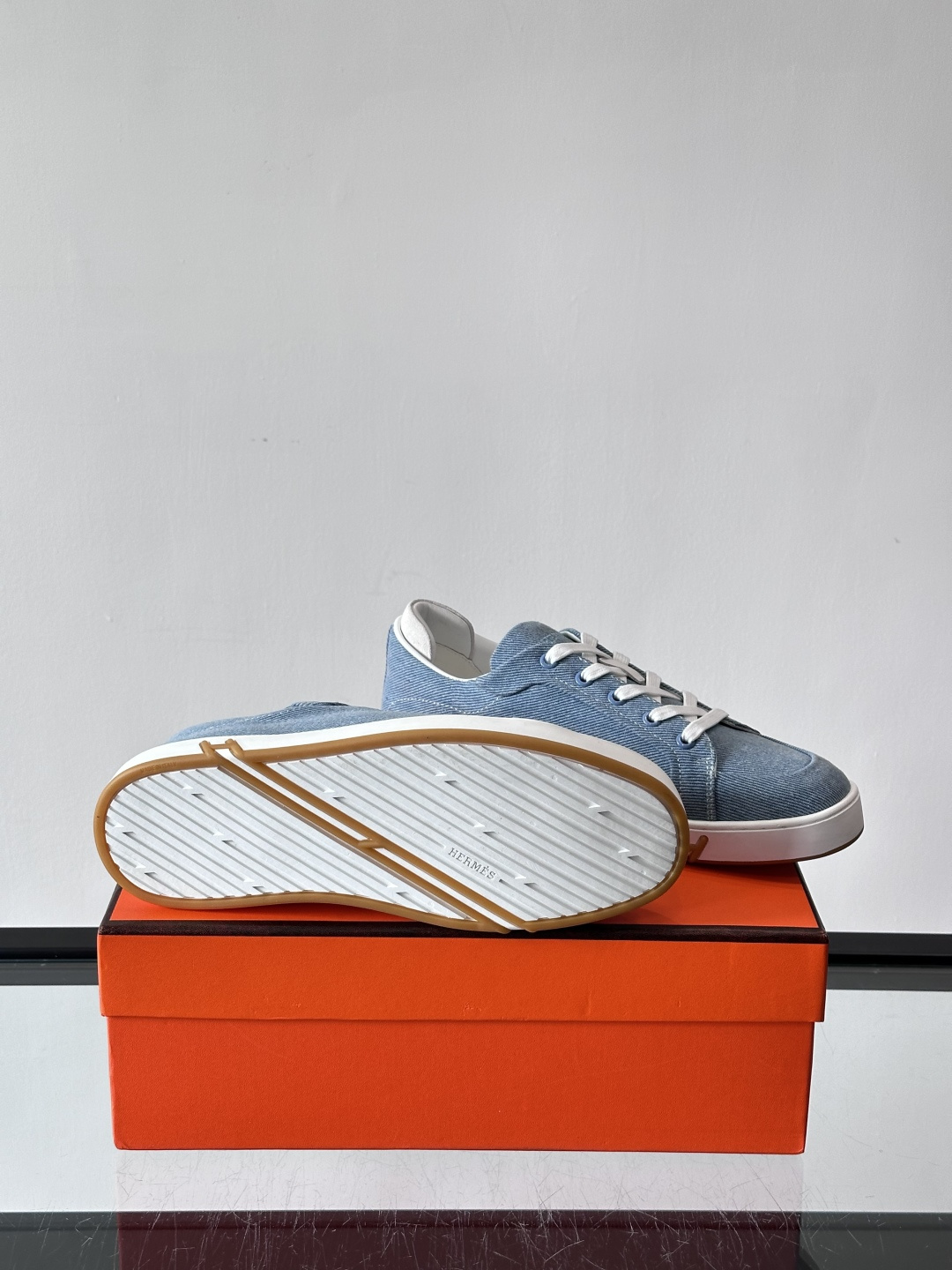 Hermes Deep 休闲鞋爱马仕Deep系列休闲鞋，优质牛仔布+白色橡胶鞋底，简约又高级。鞋侧“H”
