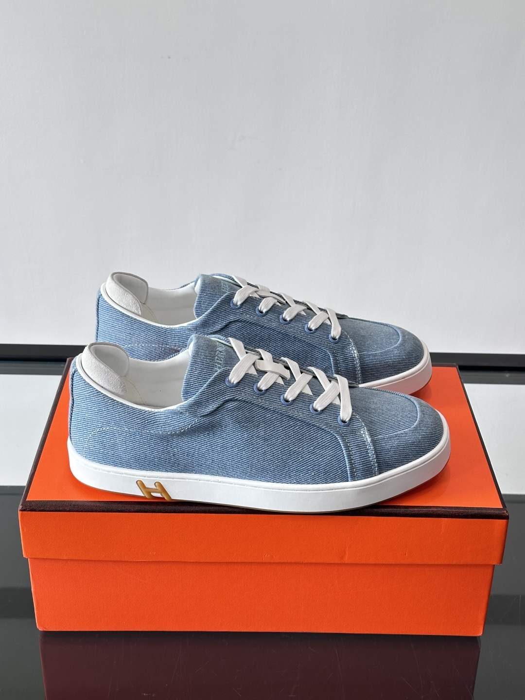 Hermes Deep 休闲鞋爱马仕Deep系列休闲鞋，优质牛仔布+白色橡胶鞋底，简约又高级。鞋侧“H”