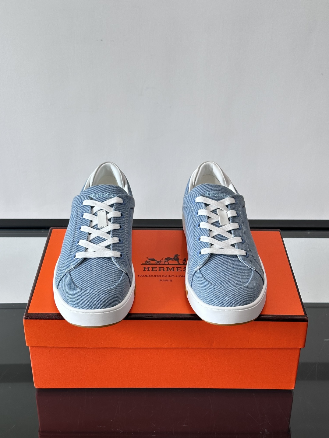 Hermes Deep 休闲鞋爱马仕Deep系列休闲鞋，优质牛仔布+白色橡胶鞋底，简约又高级。鞋侧“H”