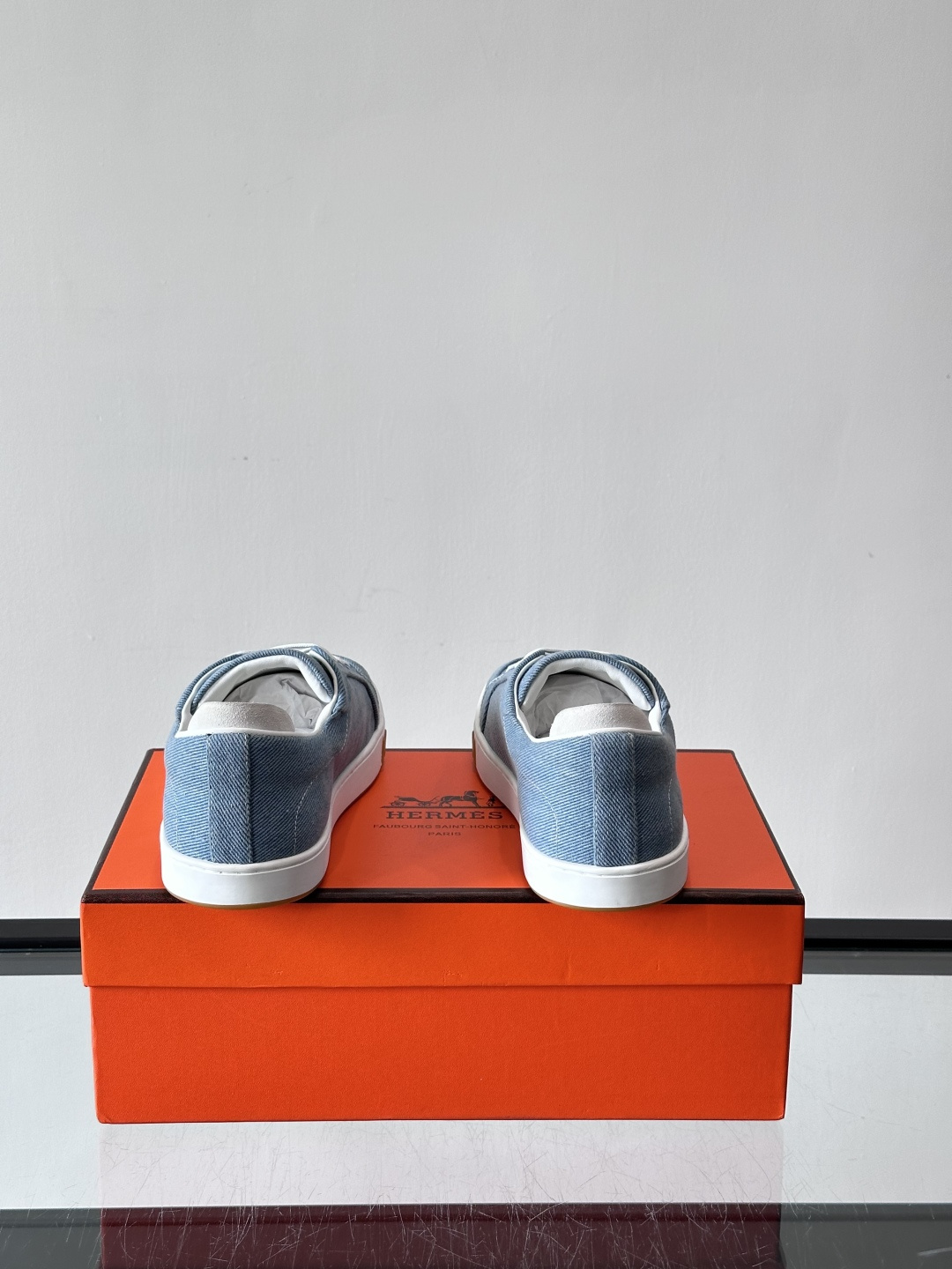 Hermes Deep 休闲鞋爱马仕Deep系列休闲鞋，优质牛仔布+白色橡胶鞋底，简约又高级。鞋侧“H”