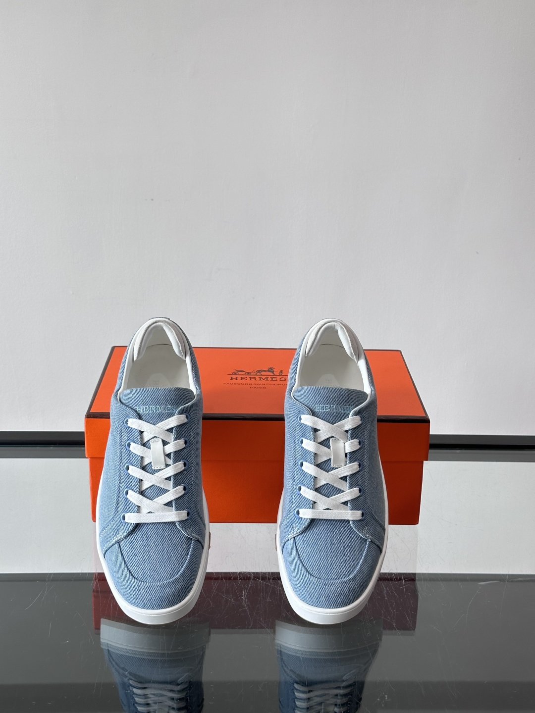 Hermes Deep 休闲鞋爱马仕Deep系列休闲鞋，优质牛仔布+白色橡胶鞋底，简约又高级。鞋侧“H”