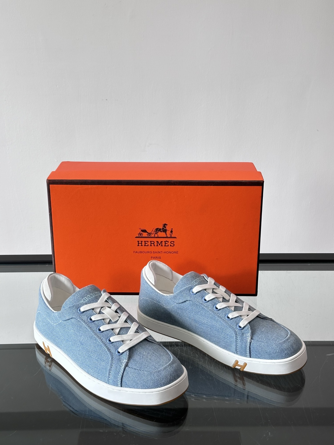 Hermes Deep 休闲鞋爱马仕Deep系列休闲鞋，优质牛仔布+白色橡胶鞋底，简约又高级。鞋侧“H”