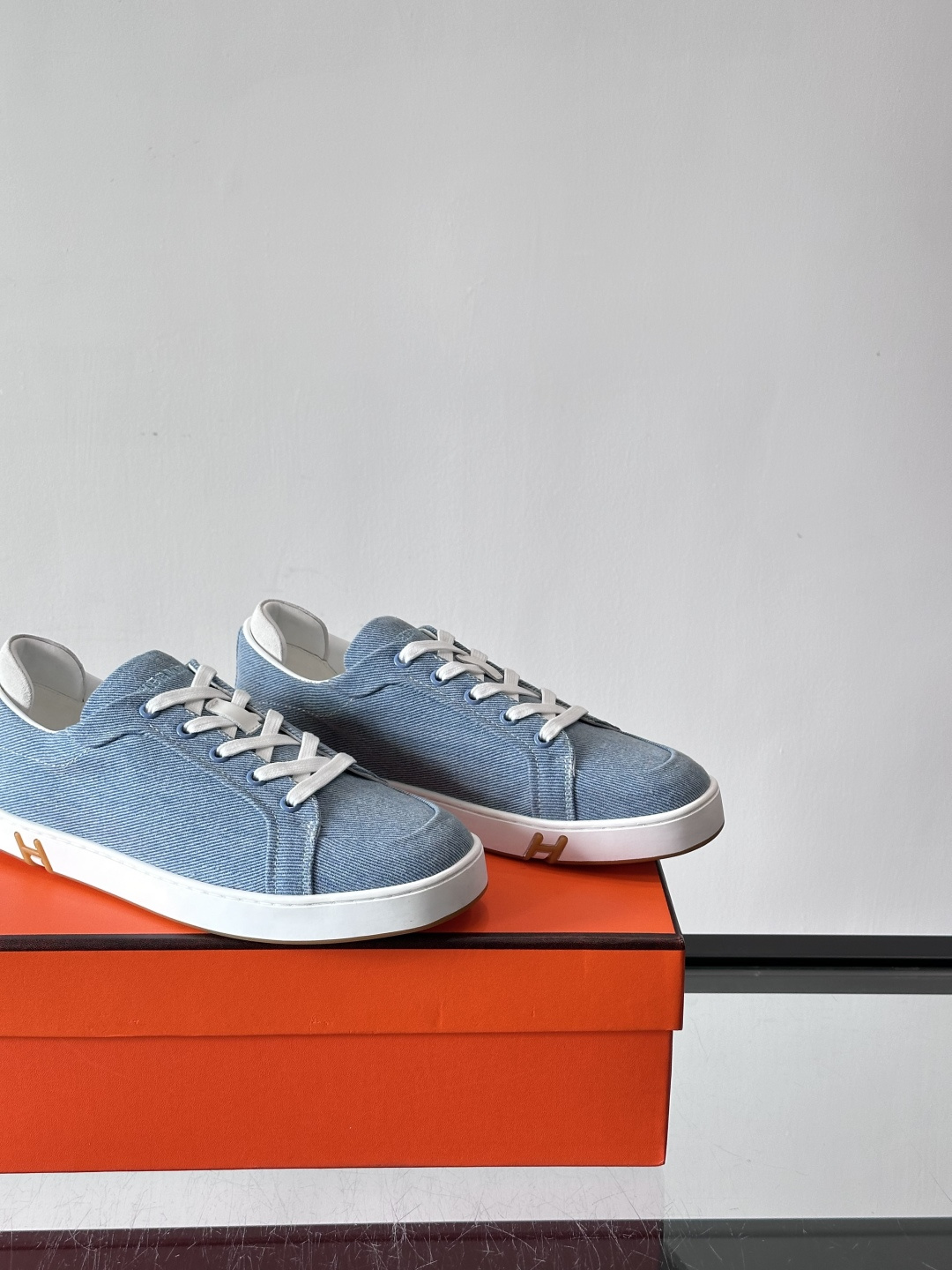 Hermes Deep 休闲鞋爱马仕Deep系列休闲鞋，优质牛仔布+白色橡胶鞋底，简约又高级。鞋侧“H”