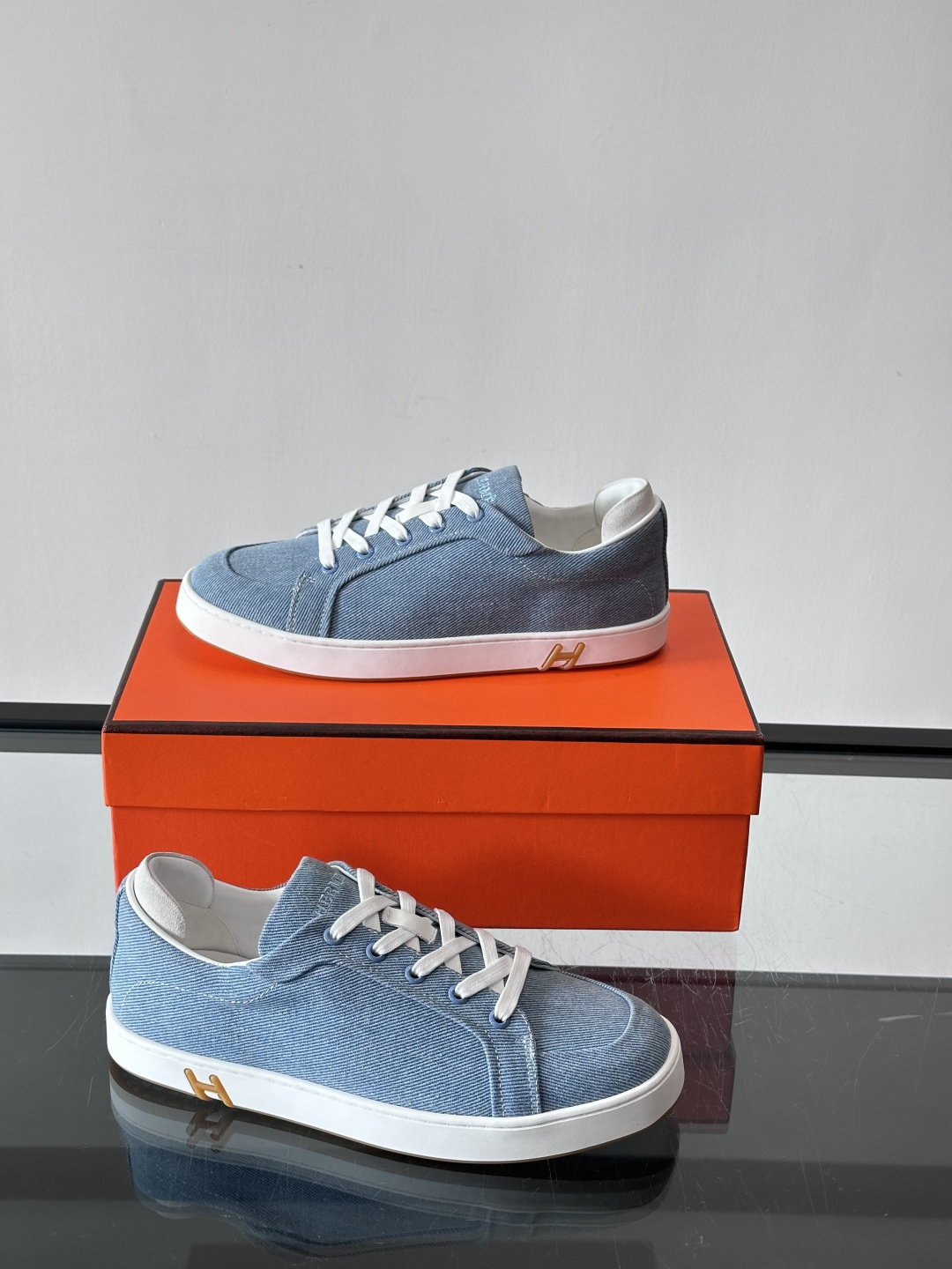 Hermes Deep 休闲鞋爱马仕Deep系列休闲鞋，优质牛仔布+白色橡胶鞋底，简约又高级。鞋侧“H”