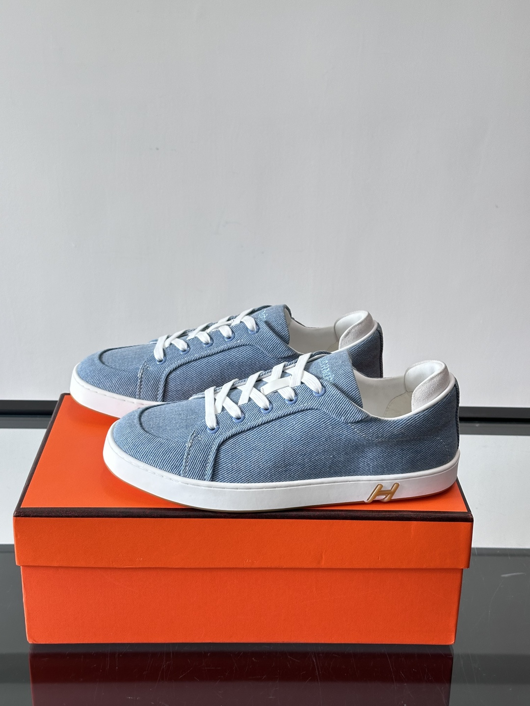 Hermes Deep 休闲鞋爱马仕Deep系列休闲鞋，优质牛仔布+白色橡胶鞋底，简约又高级。鞋侧“H”
