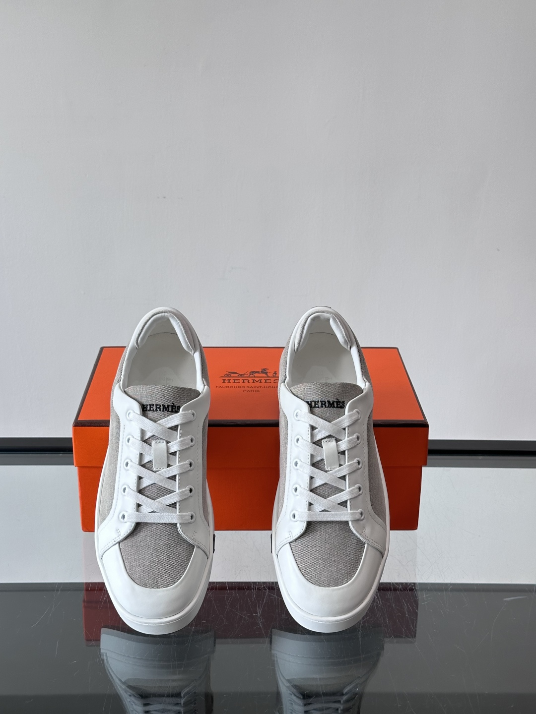 Hermes Deep 休闲鞋爱马仕Deep系列休闲鞋，优质牛仔布+白色橡胶鞋底，简约又高级。鞋侧“H”