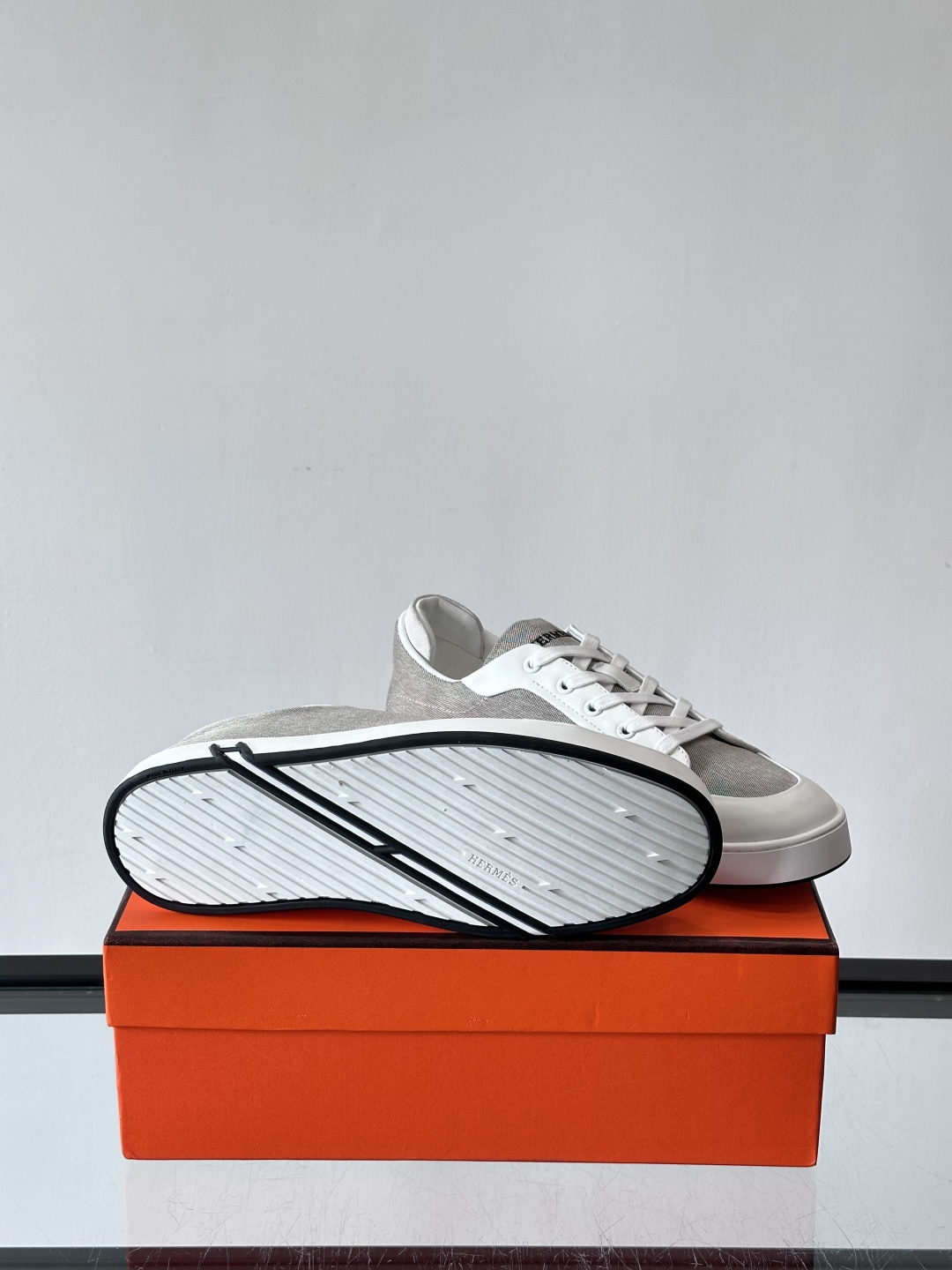 Hermes Deep 休闲鞋爱马仕Deep系列休闲鞋，优质牛仔布+白色橡胶鞋底，简约又高级。鞋侧“H”