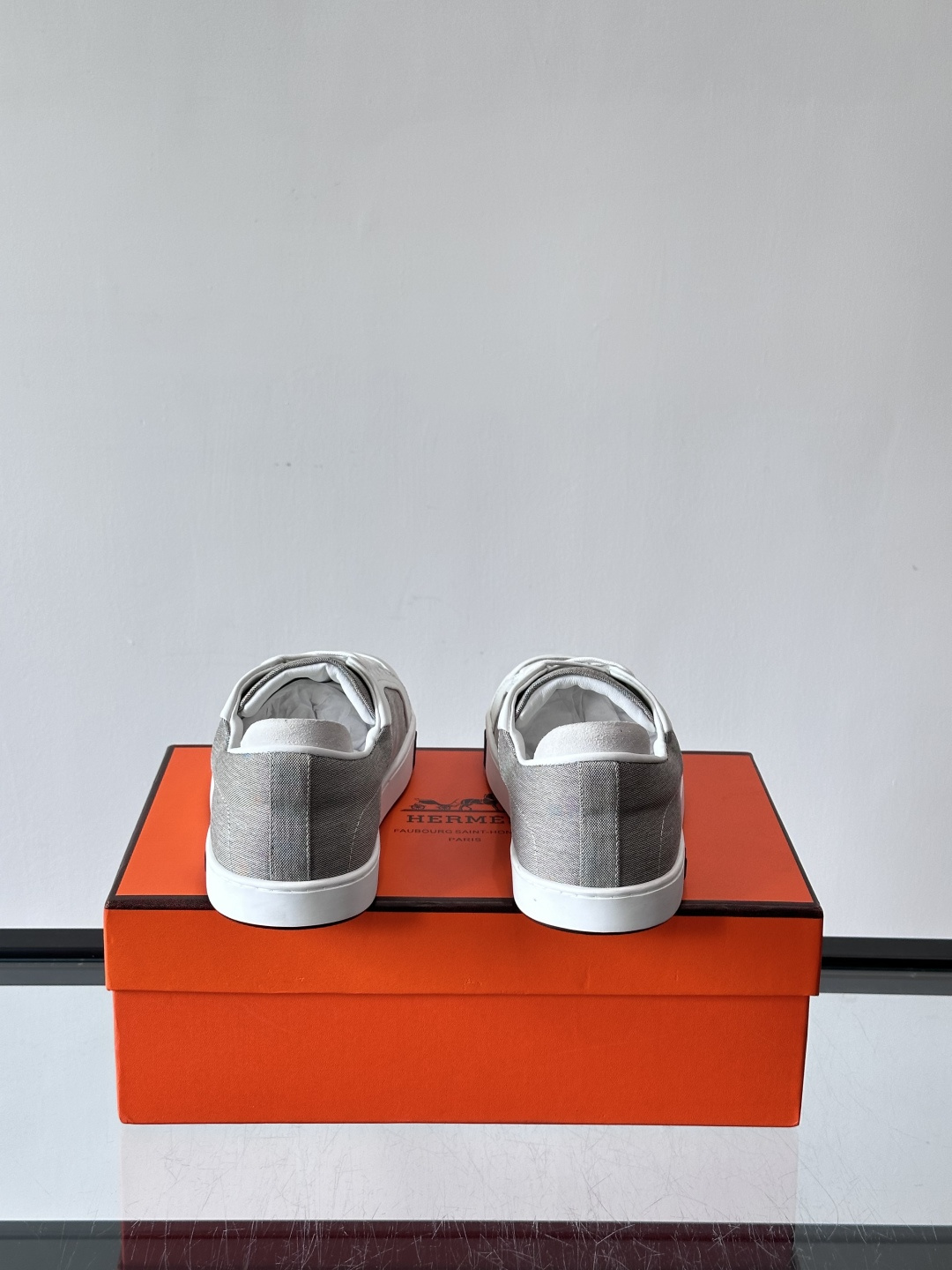 Hermes Deep 休闲鞋爱马仕Deep系列休闲鞋，优质牛仔布+白色橡胶鞋底，简约又高级。鞋侧“H”