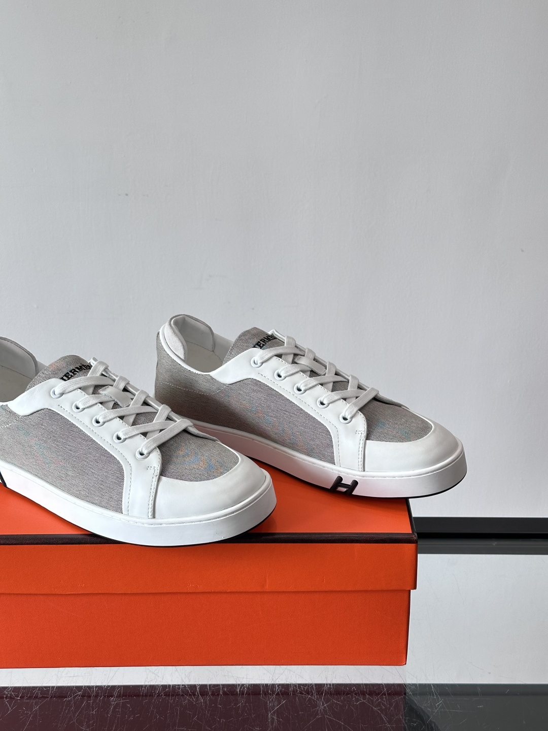 Hermes Deep 休闲鞋爱马仕Deep系列休闲鞋，优质牛仔布+白色橡胶鞋底，简约又高级。鞋侧“H”