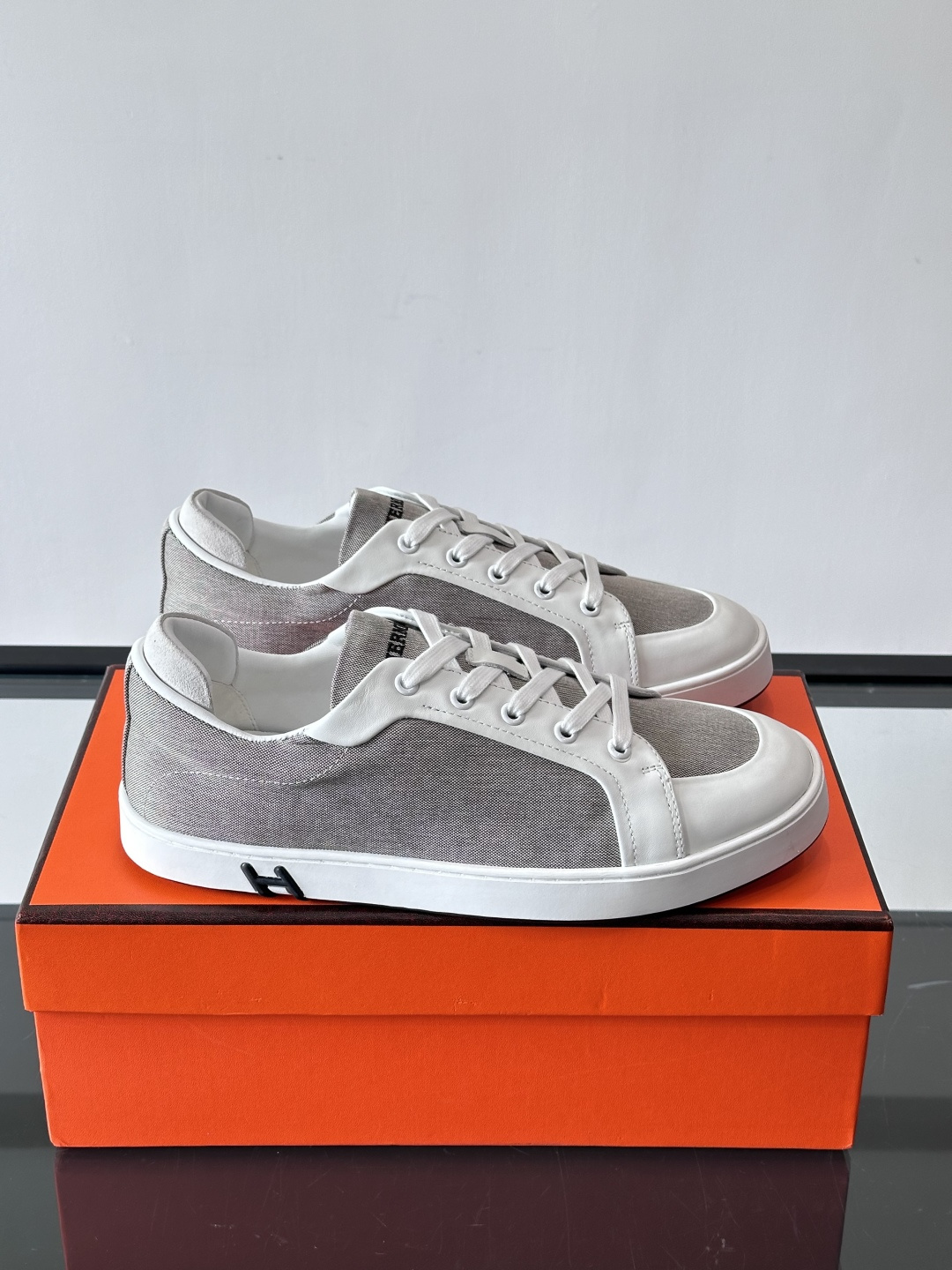 Hermes Deep 休闲鞋爱马仕Deep系列休闲鞋，优质牛仔布+白色橡胶鞋底，简约又高级。鞋侧“H”