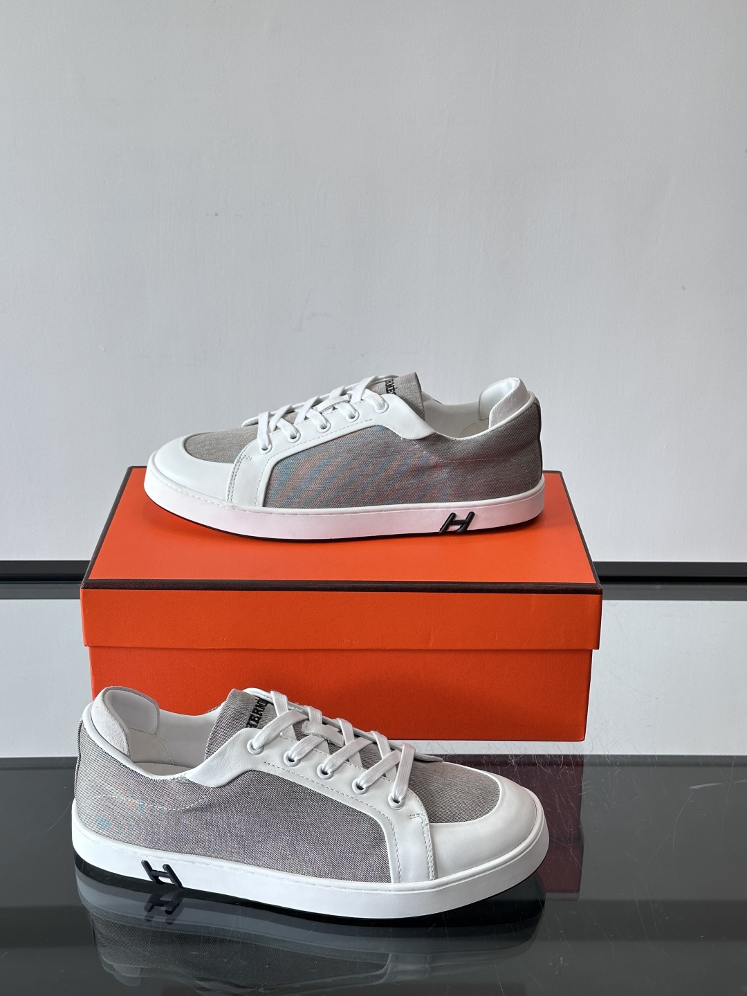 Hermes Deep 休闲鞋爱马仕Deep系列休闲鞋，优质牛仔布+白色橡胶鞋底，简约又高级。鞋侧“H”