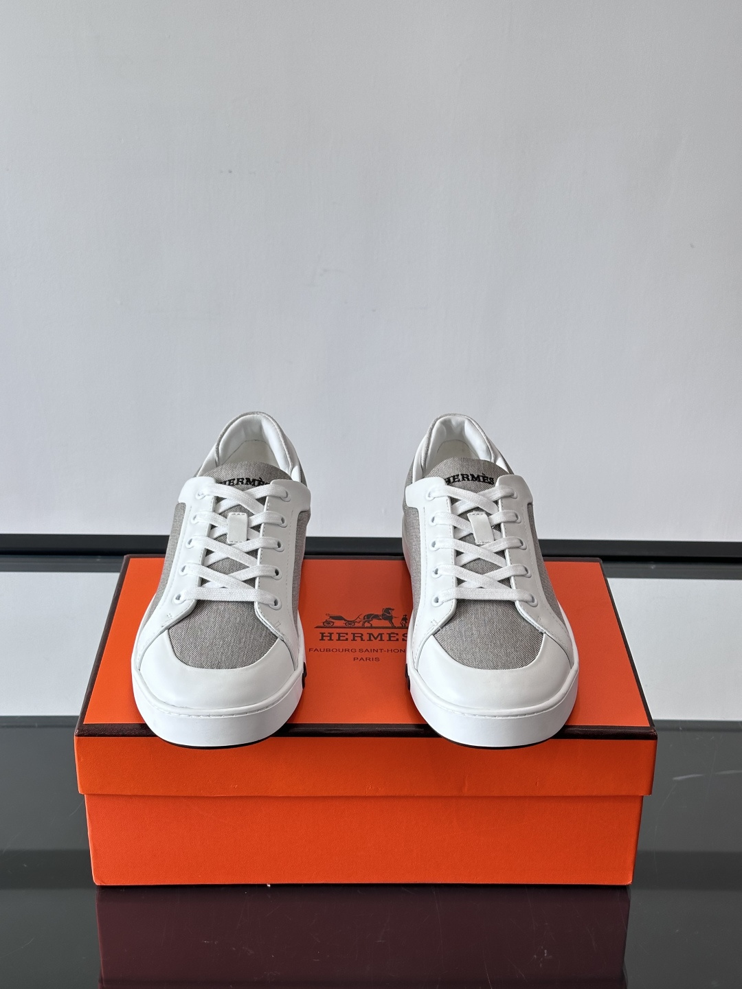 Hermes Deep 休闲鞋爱马仕Deep系列休闲鞋，优质牛仔布+白色橡胶鞋底，简约又高级。鞋侧“H”