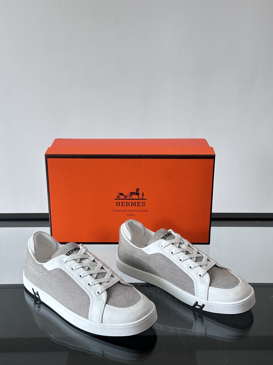 Hermes Deep 休闲鞋爱马仕Deep系列休闲鞋，优质牛仔布+白色橡胶鞋底，简约又高级。鞋侧“H”