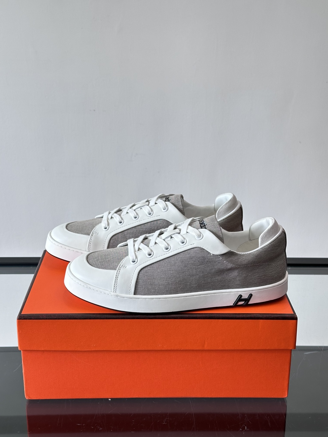 Hermes Deep 休闲鞋爱马仕Deep系列休闲鞋，优质牛仔布+白色橡胶鞋底，简约又高级。鞋侧“H”