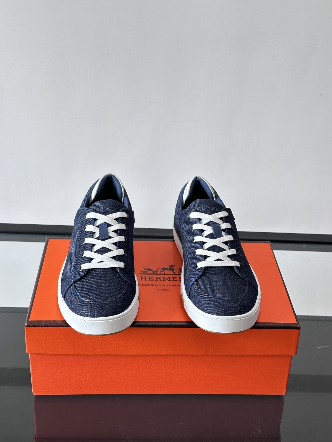 Hermes Deep 休闲鞋爱马仕Deep系列休闲鞋，优质牛仔布+白色橡胶鞋底，简约又高级。鞋侧“H”