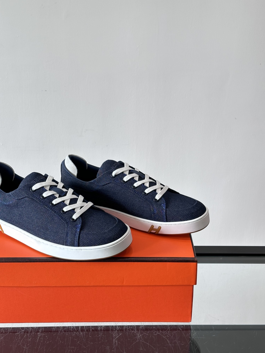 Hermes Deep 休闲鞋爱马仕Deep系列休闲鞋，优质牛仔布+白色橡胶鞋底，简约又高级。鞋侧“H”