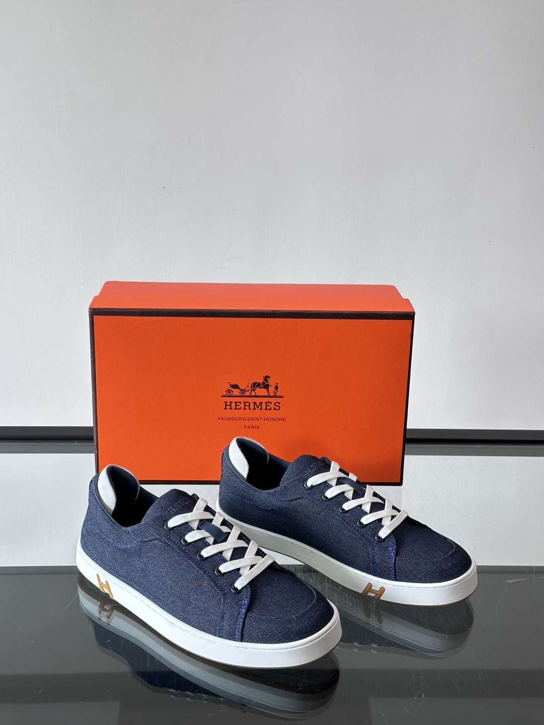 Hermes Deep 休闲鞋爱马仕Deep系列休闲鞋，优质牛仔布+白色橡胶鞋底，简约又高级。鞋侧“H”