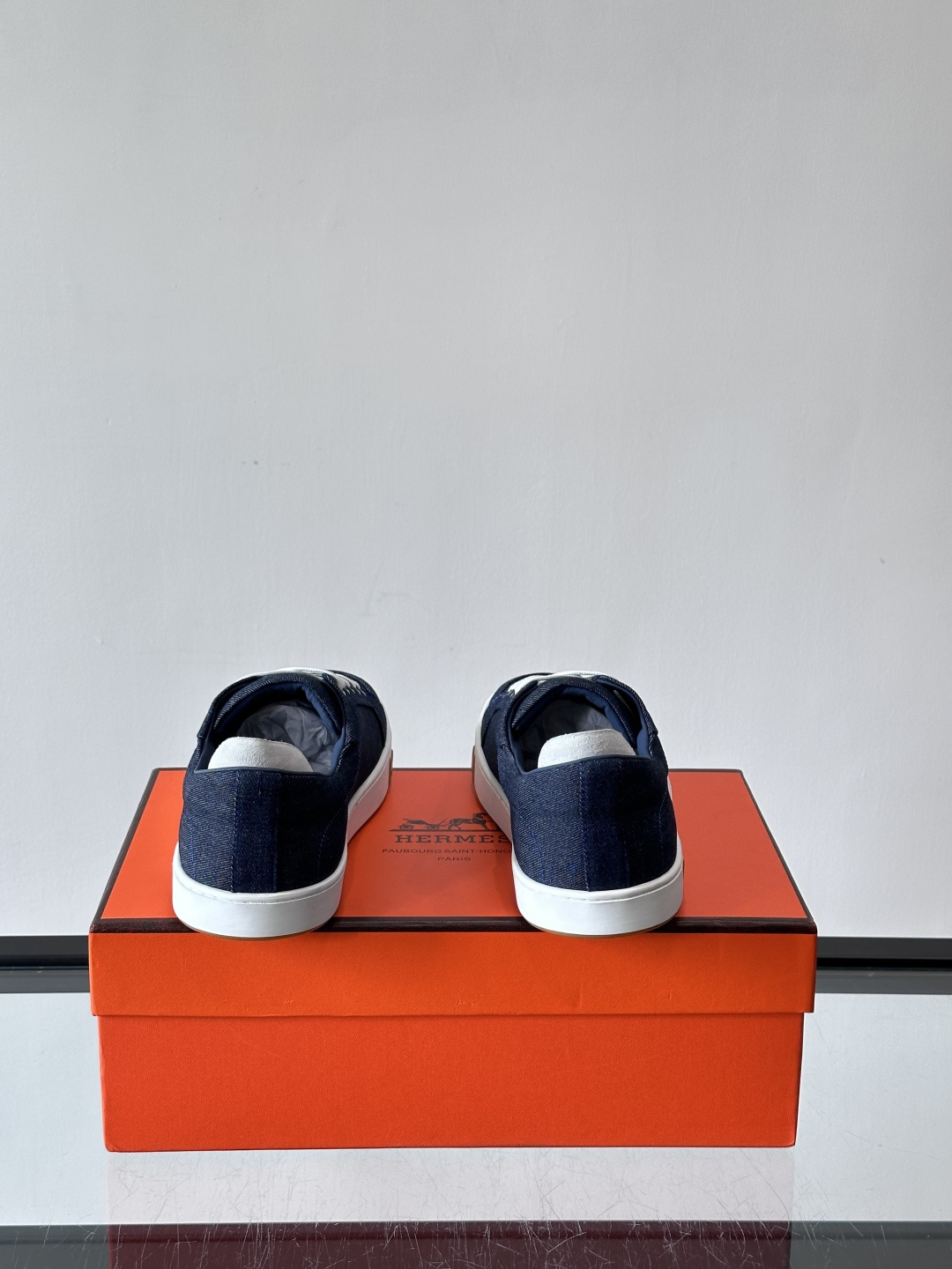 Hermes Deep 休闲鞋爱马仕Deep系列休闲鞋，优质牛仔布+白色橡胶鞋底，简约又高级。鞋侧“H”