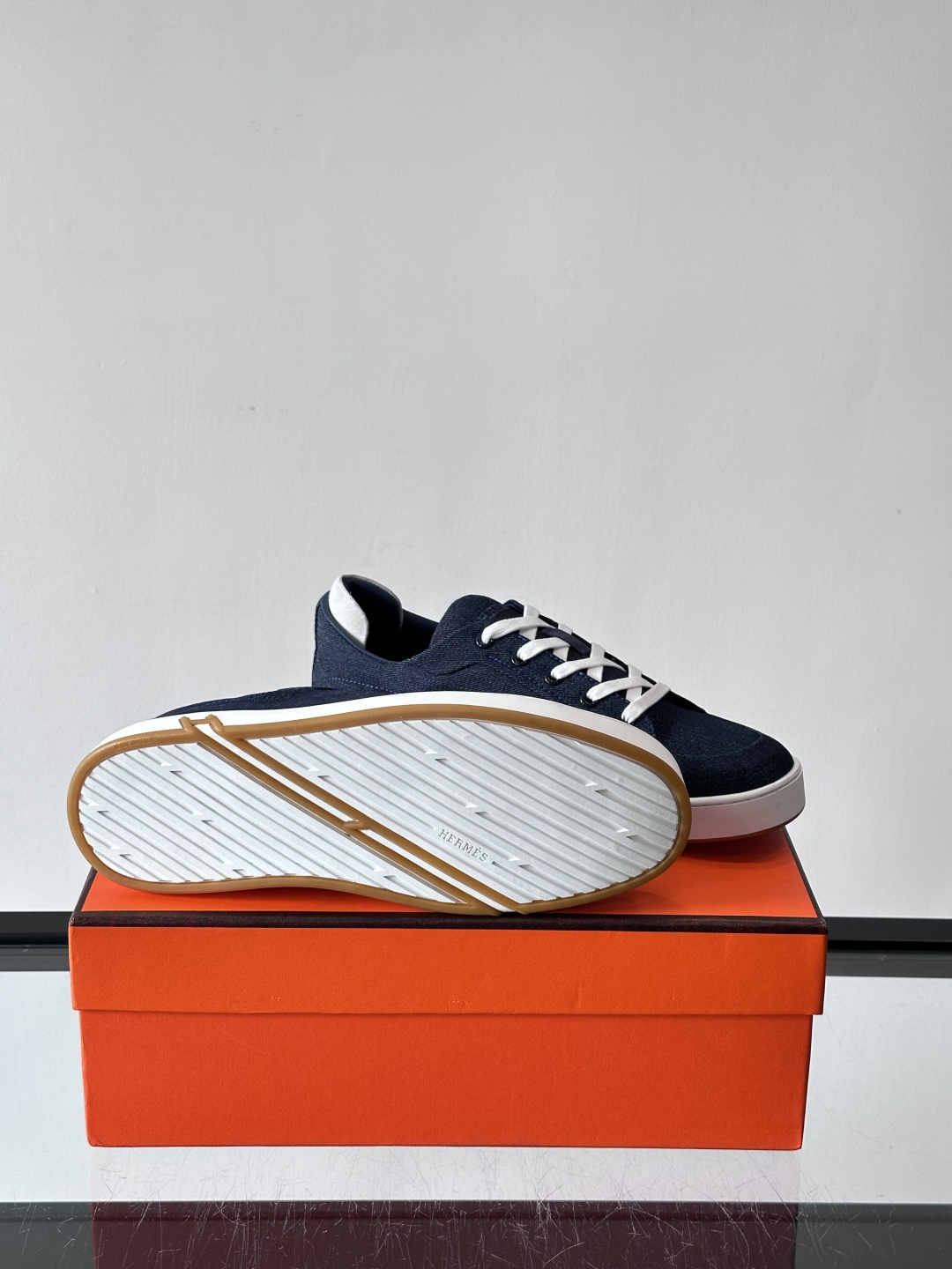 Hermes Deep 休闲鞋爱马仕Deep系列休闲鞋，优质牛仔布+白色橡胶鞋底，简约又高级。鞋侧“H”