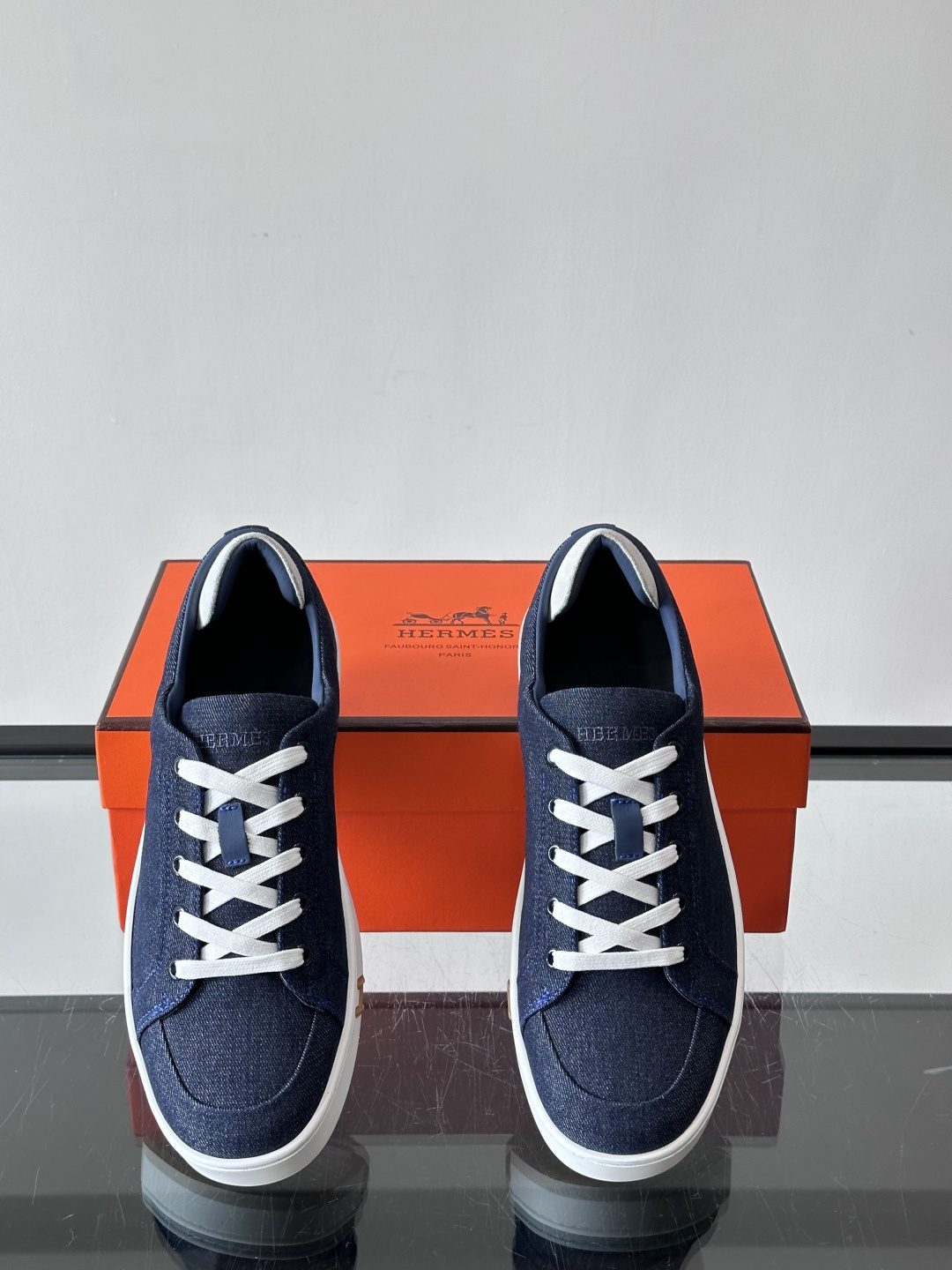 Hermes Deep 休闲鞋爱马仕Deep系列休闲鞋，优质牛仔布+白色橡胶鞋底，简约又高级。鞋侧“H”