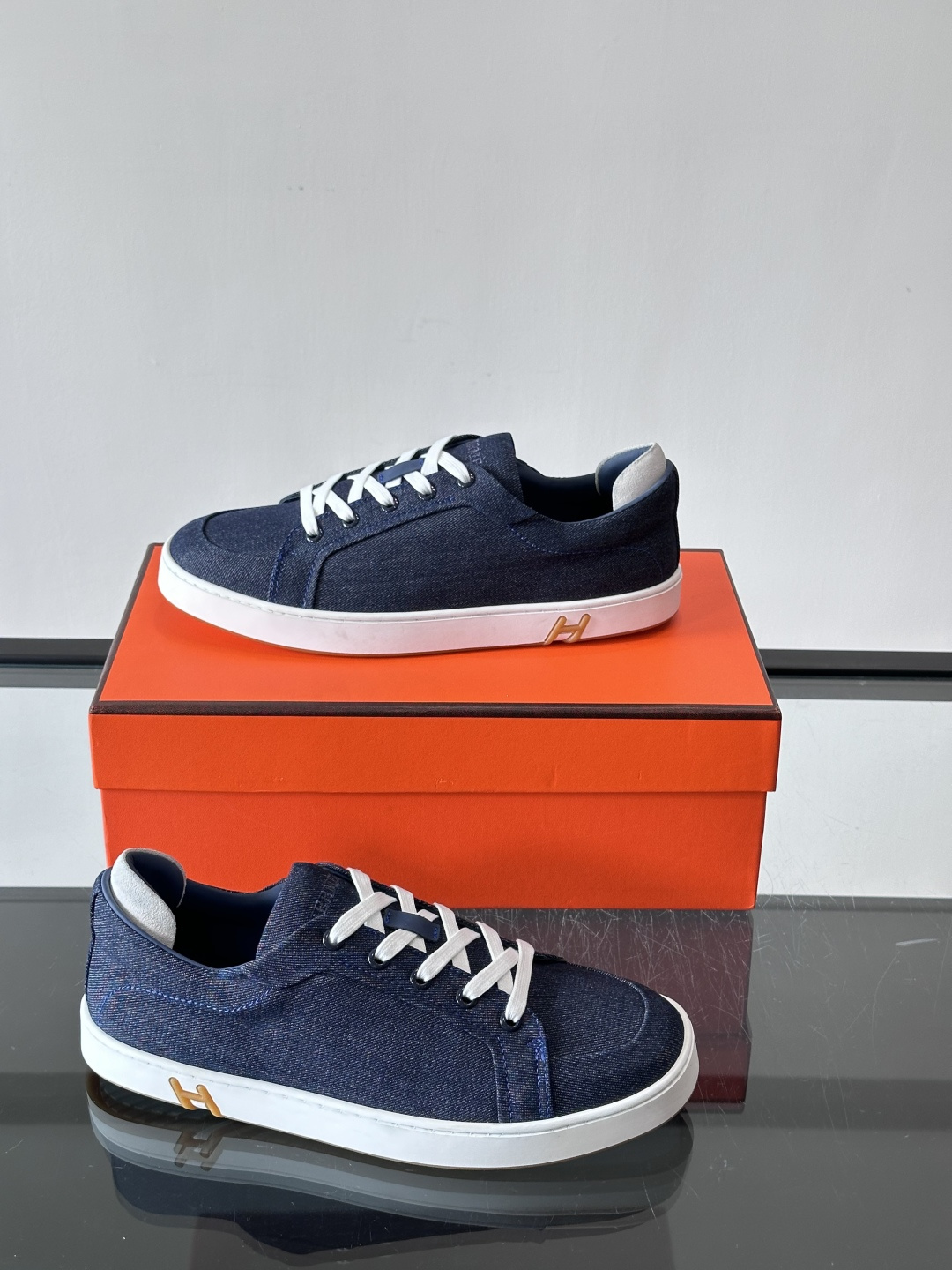 Hermes Deep 休闲鞋爱马仕Deep系列休闲鞋，优质牛仔布+白色橡胶鞋底，简约又高级。鞋侧“H”