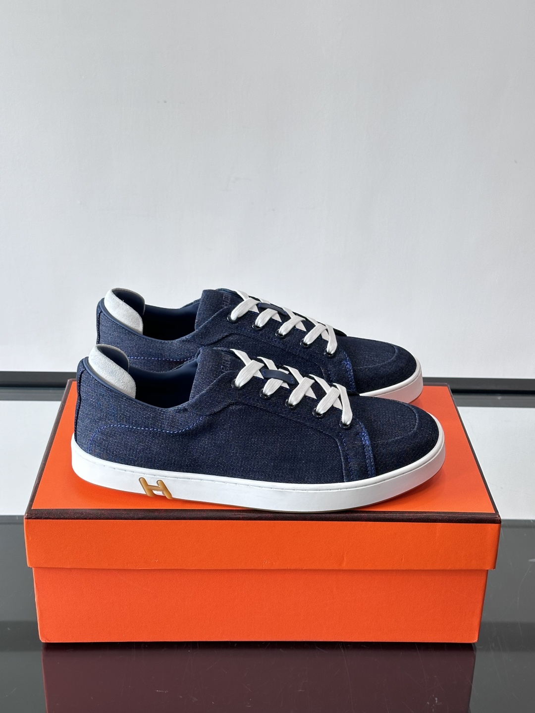 Hermes Deep 休闲鞋爱马仕Deep系列休闲鞋，优质牛仔布+白色橡胶鞋底，简约又高级。鞋侧“H”