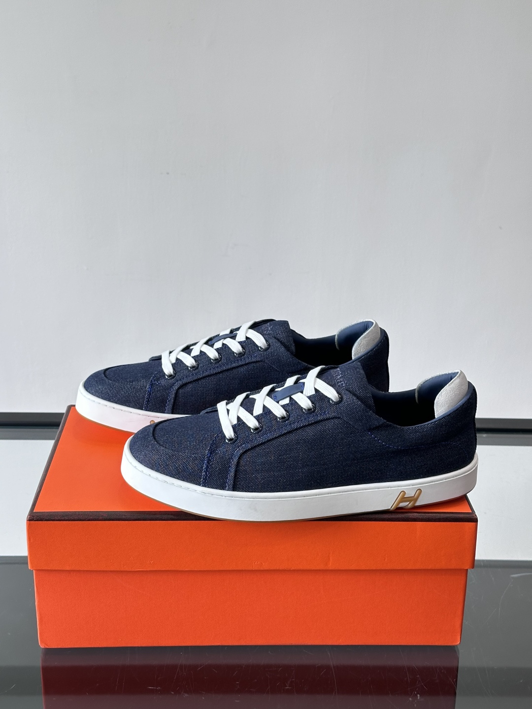 Hermes Deep 休闲鞋爱马仕Deep系列休闲鞋，优质牛仔布+白色橡胶鞋底，简约又高级。鞋侧“H”