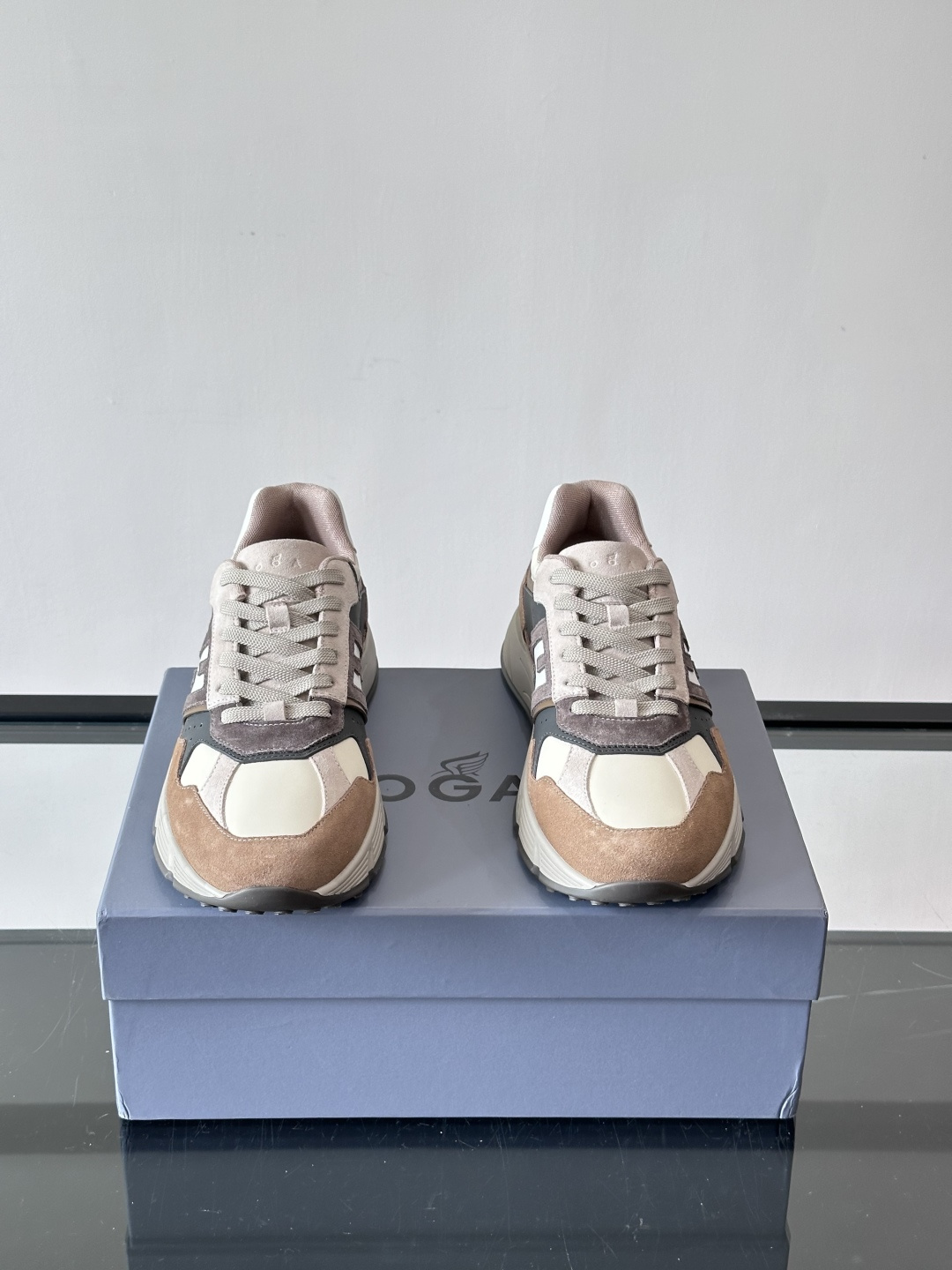 HOGAN豪格系列云朵鞋，主打休闲运动风，融合品牌经典与潮流元素。鞋面拼接麂皮和织物，棕灰白配色低调有质