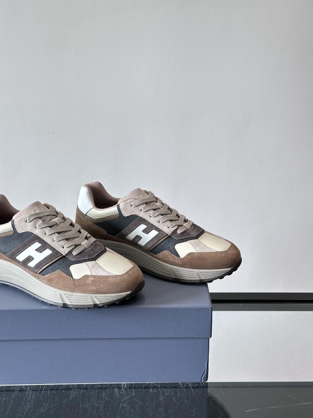 HOGAN豪格系列云朵鞋，主打休闲运动风，融合品牌经典与潮流元素。鞋面拼接麂皮和织物，棕灰白配色低调有质