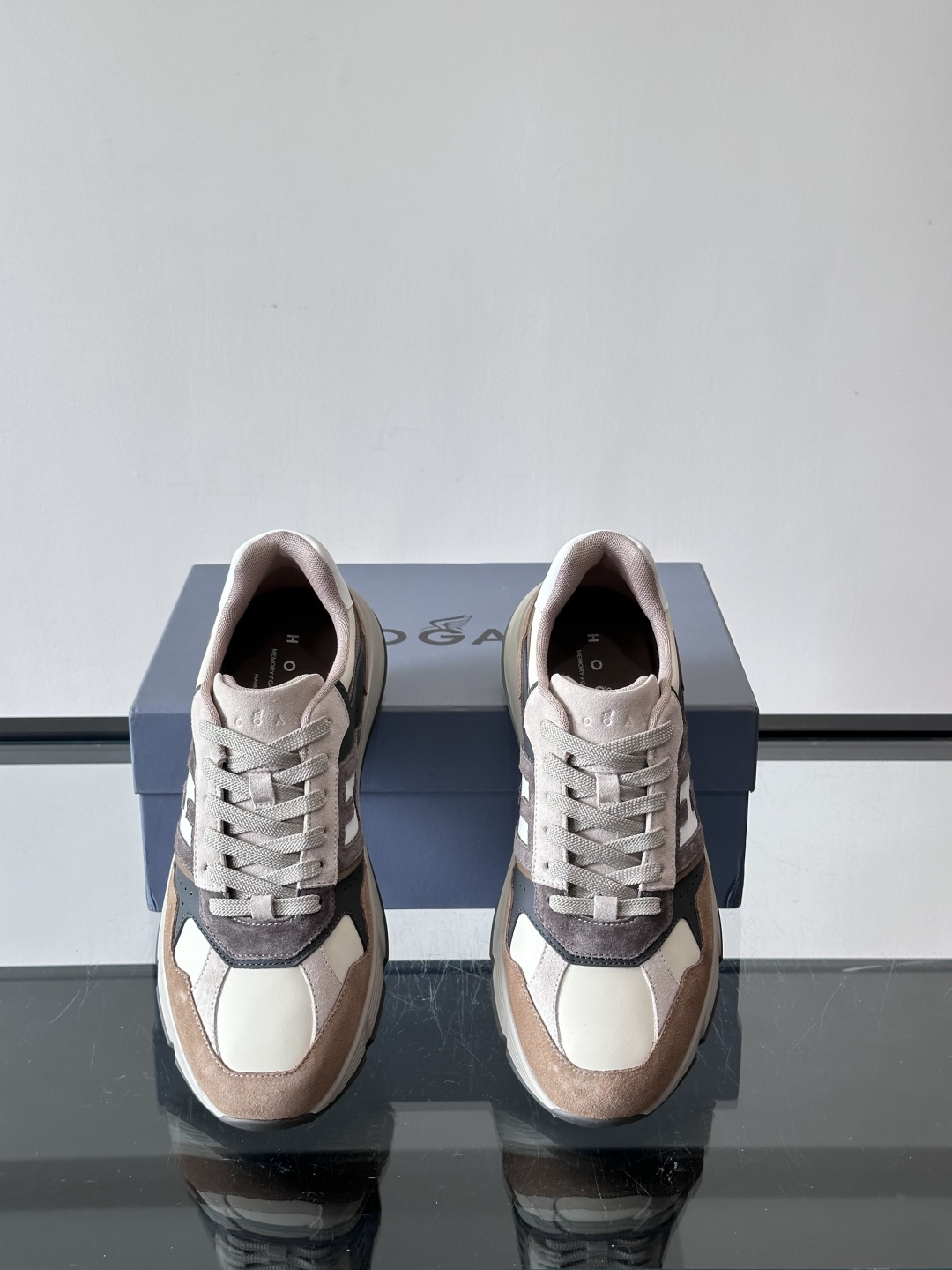 HOGAN豪格系列云朵鞋，主打休闲运动风，融合品牌经典与潮流元素。鞋面拼接麂皮和织物，棕灰白配色低调有质