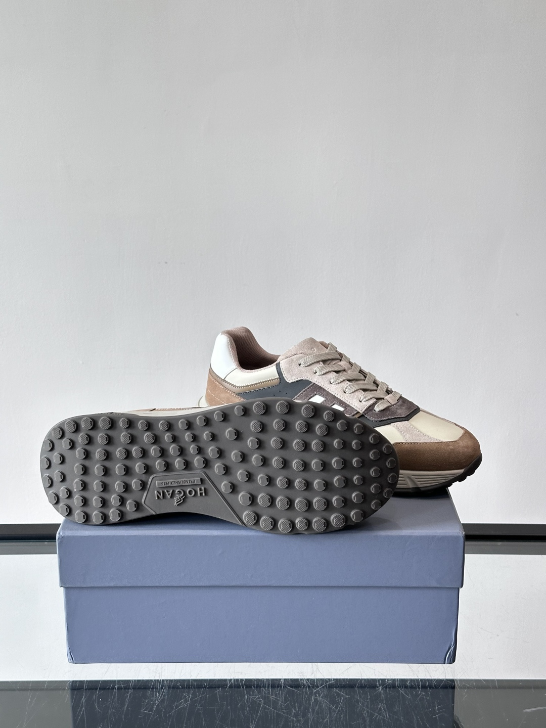 HOGAN豪格系列云朵鞋，主打休闲运动风，融合品牌经典与潮流元素。鞋面拼接麂皮和织物，棕灰白配色低调有质