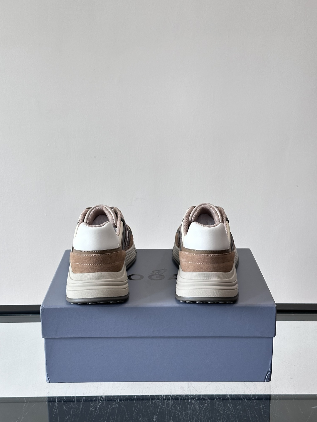 HOGAN豪格系列云朵鞋，主打休闲运动风，融合品牌经典与潮流元素。鞋面拼接麂皮和织物，棕灰白配色低调有质