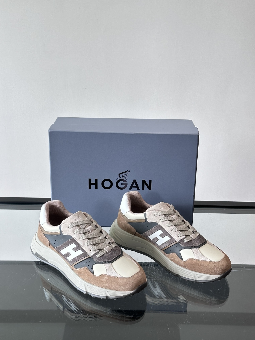 HOGAN豪格系列云朵鞋，主打休闲运动风，融合品牌经典与潮流元素。鞋面拼接麂皮和织物，棕灰白配色低调有质