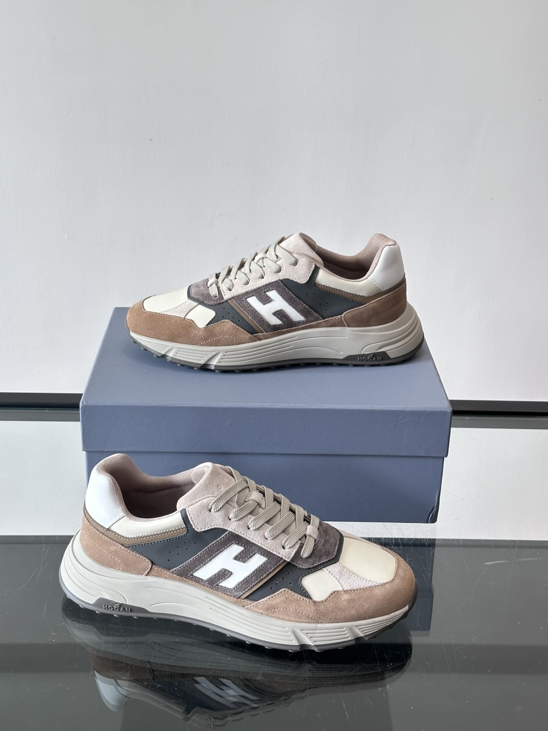HOGAN豪格系列云朵鞋，主打休闲运动风，融合品牌经典与潮流元素。鞋面拼接麂皮和织物，棕灰白配色低调有质